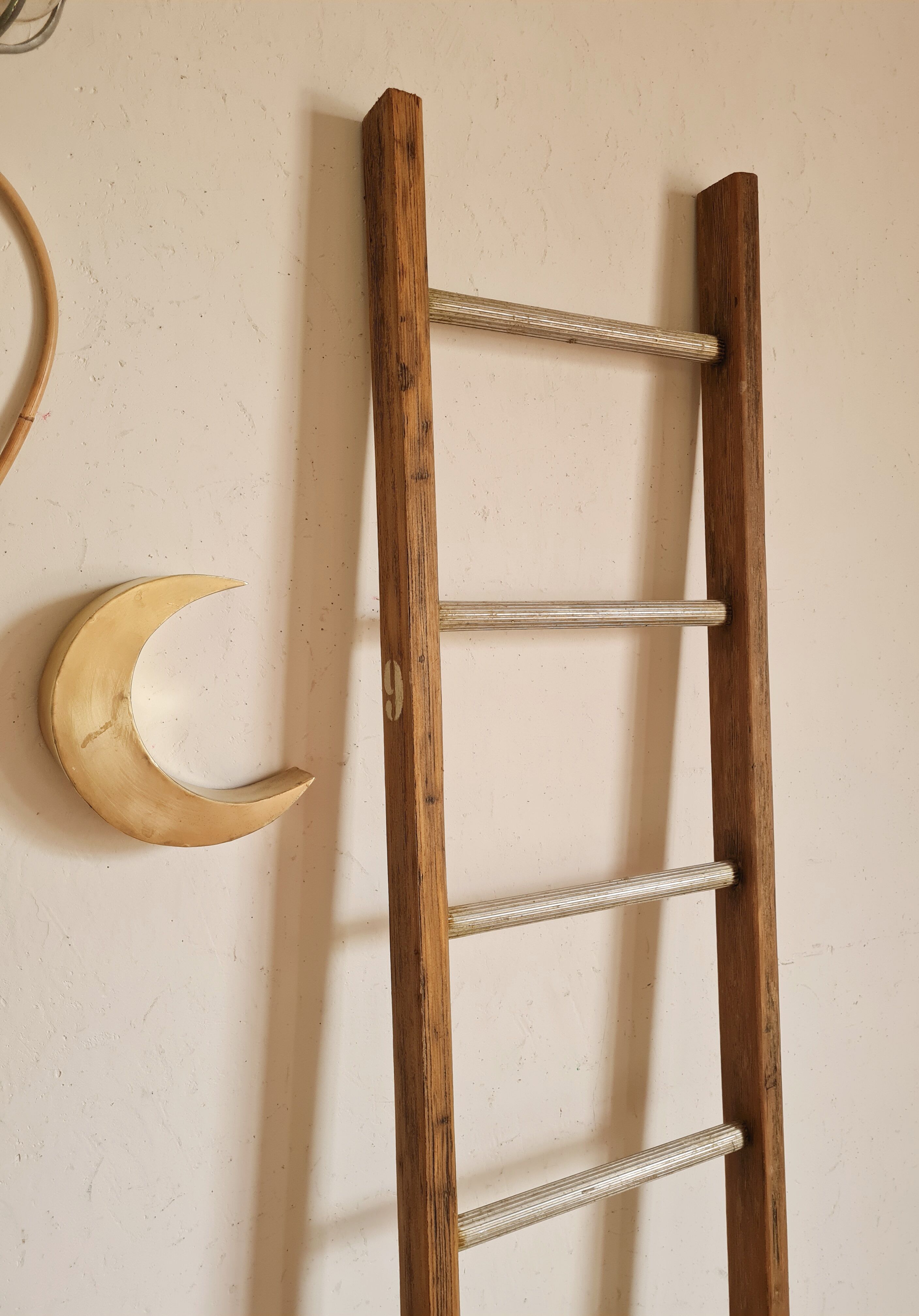 Old scale in wood and metal