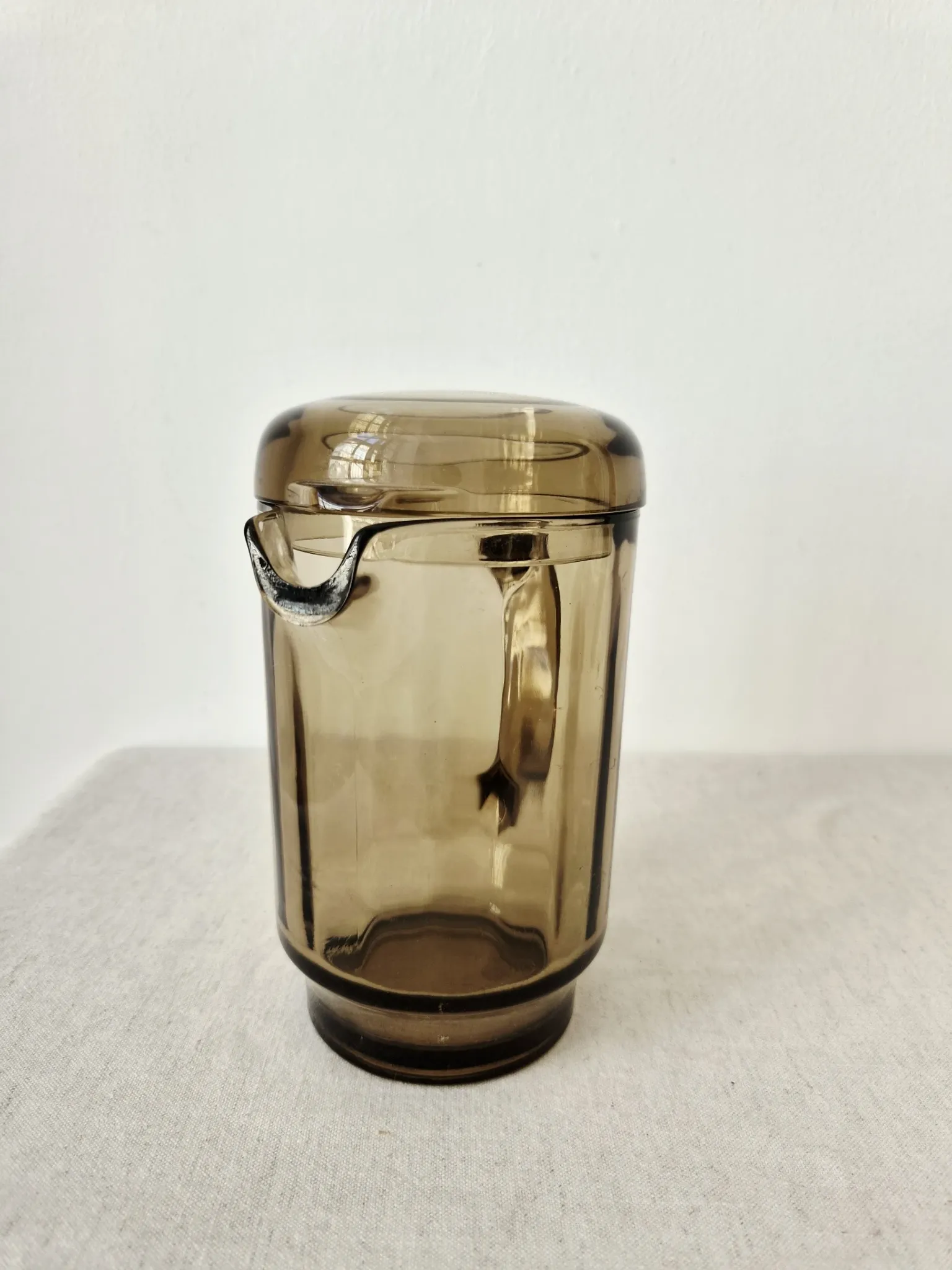Vintage carafe with smoked glass lid '70s/'80s - Arcoroc France