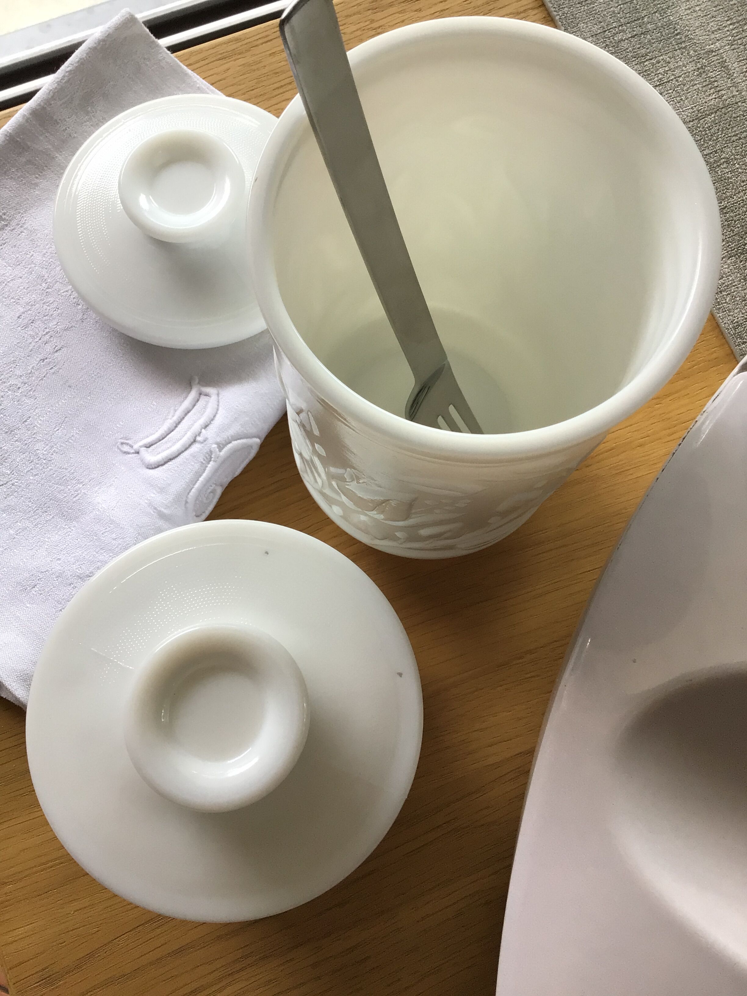 Set 2 hermetic jars white opal glass