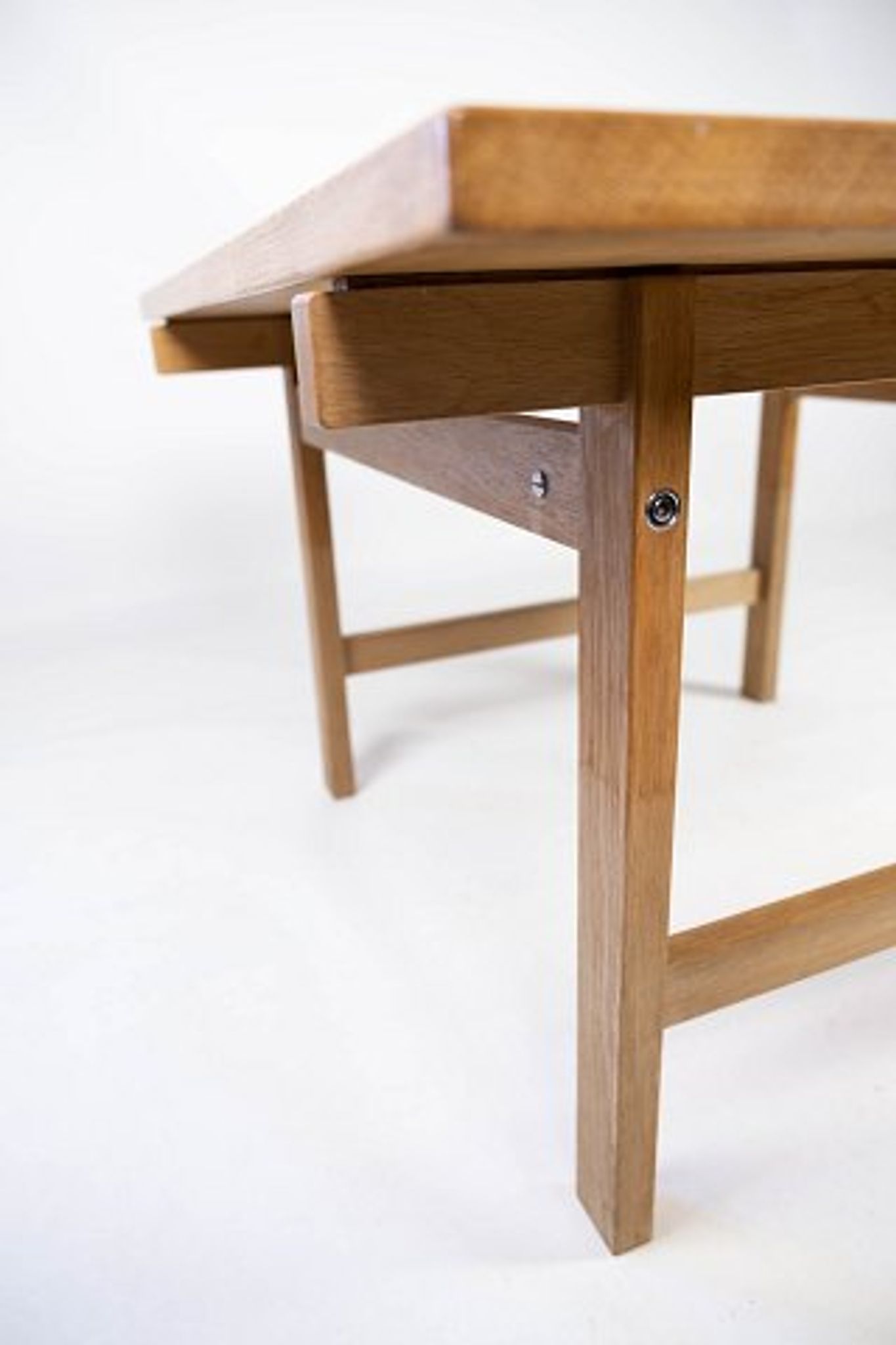 Table basse en chêne conçue par Hans J. Werner et fabriquée par PP Furniture.
