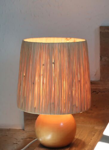Lampe " boule " en bois blond, abat jour en raphia, années 80