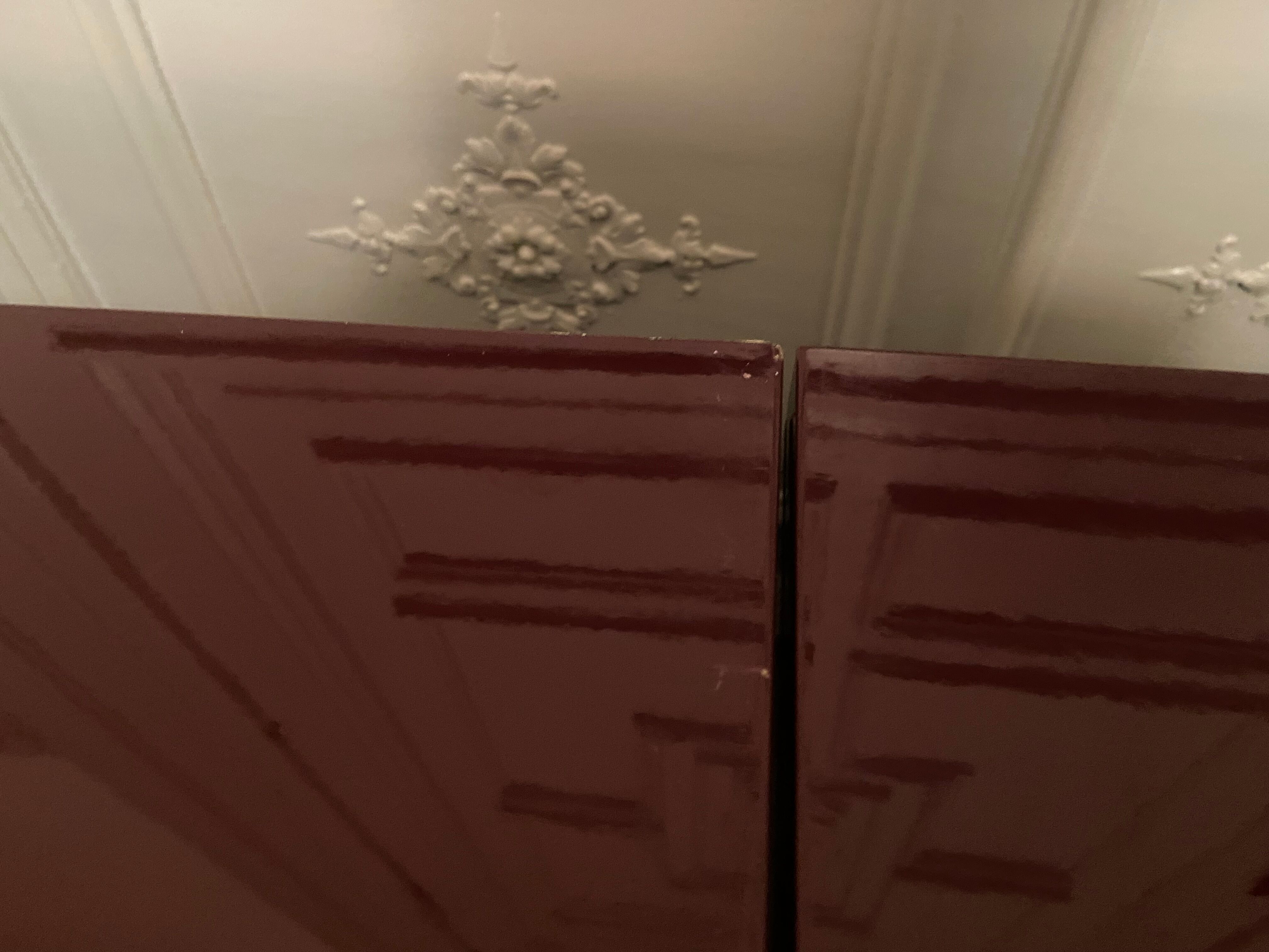 Enfilade laquée bordeaux et laiton 1970s