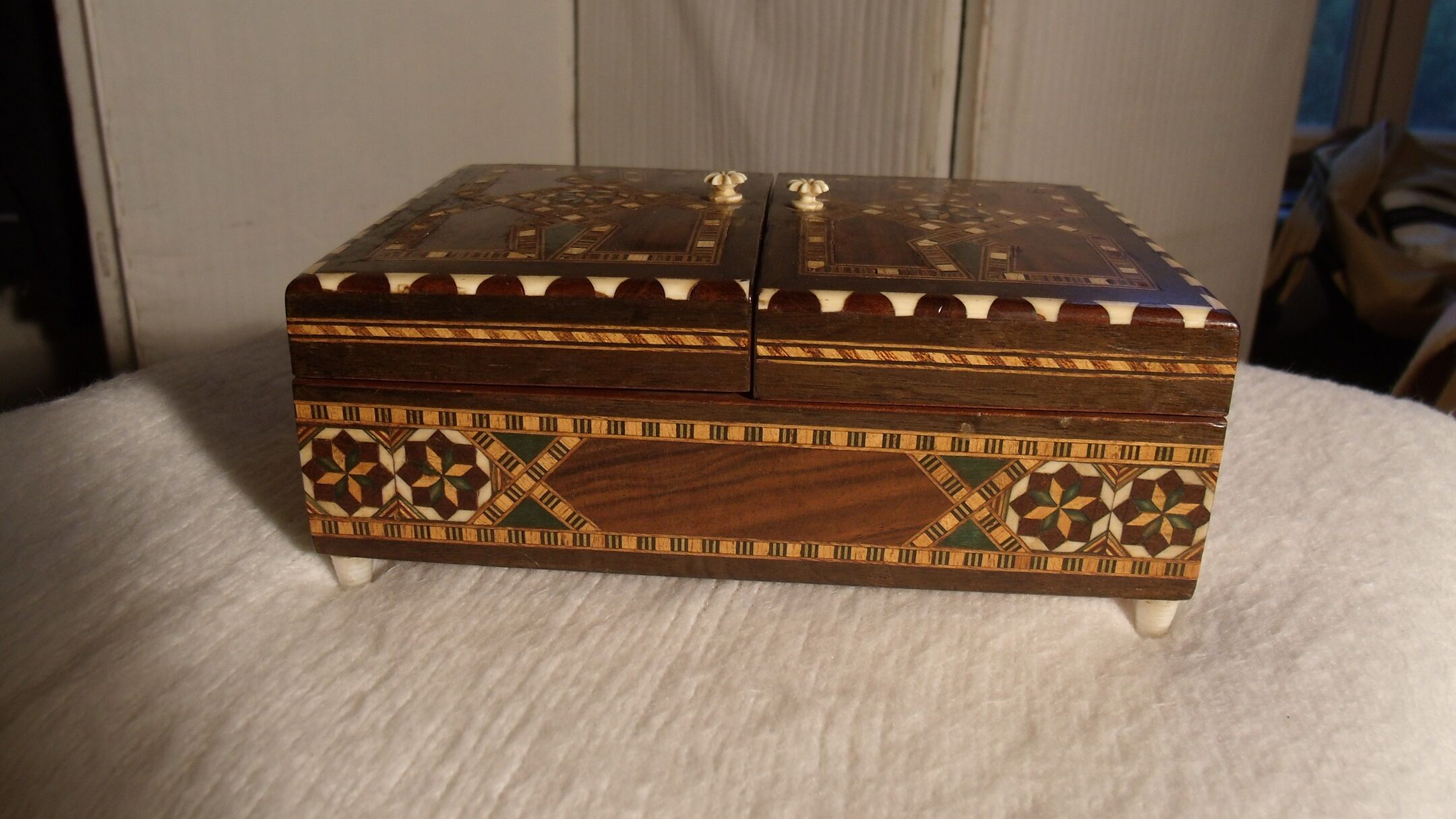 Box in wood marquetry with inclusion