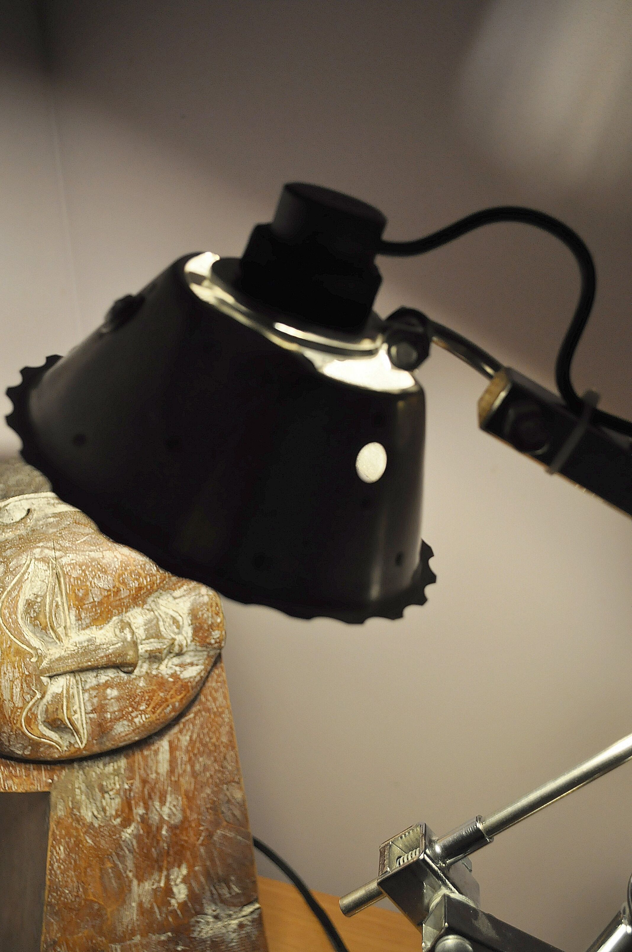 Lampe articulée et pivotante industrielle