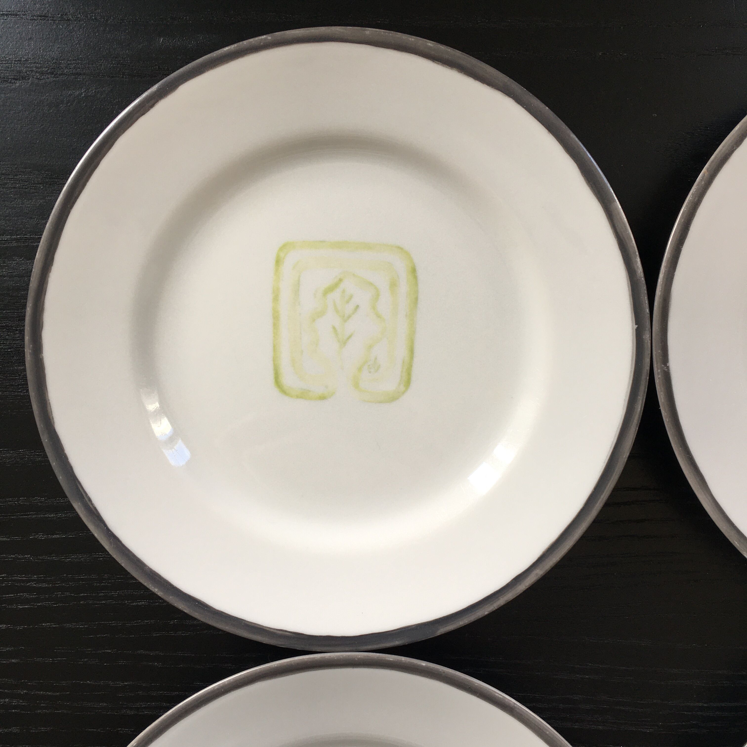 Set of 4 plates with oak leaf decoration