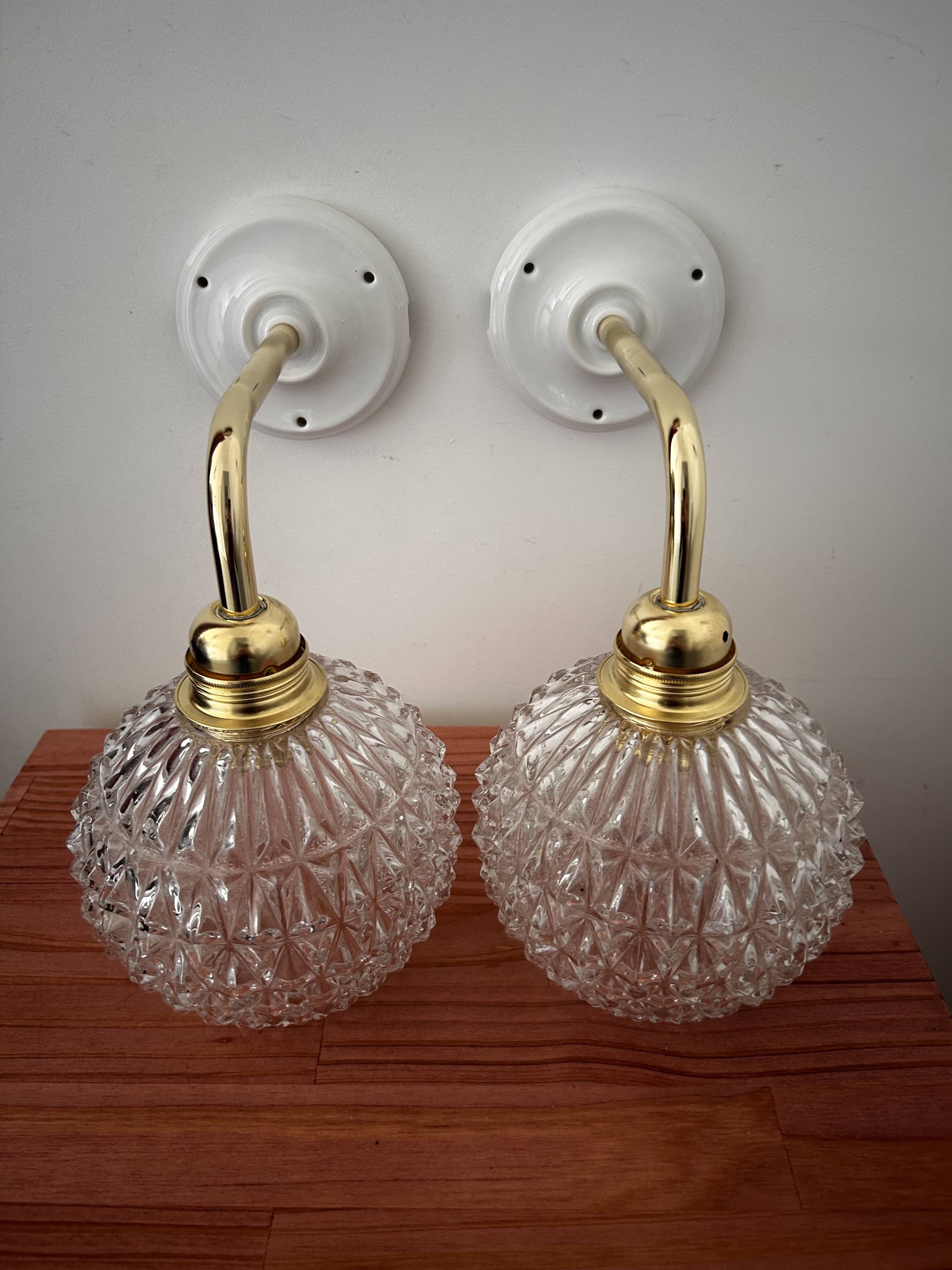 Paire d’appliques murales vintage en verre ciselé