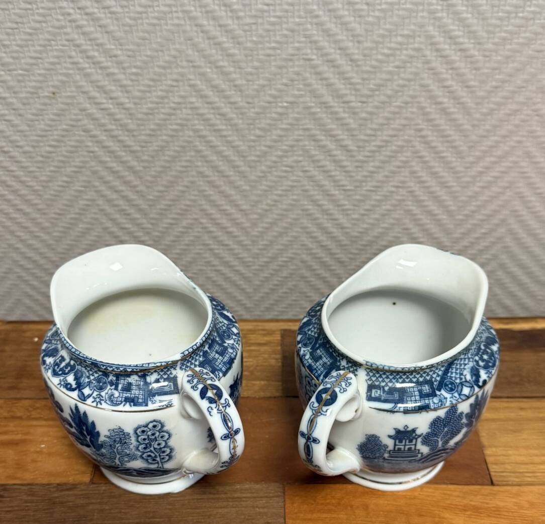 pair of English porcelain jugs with Asian decorations