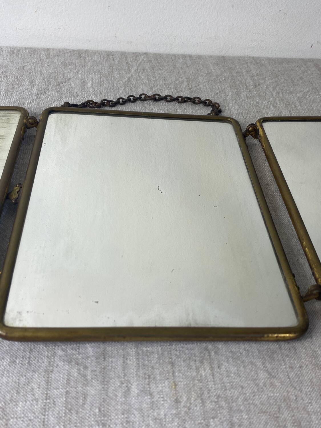 Miroir de barbier, triptyque cuir et laiton