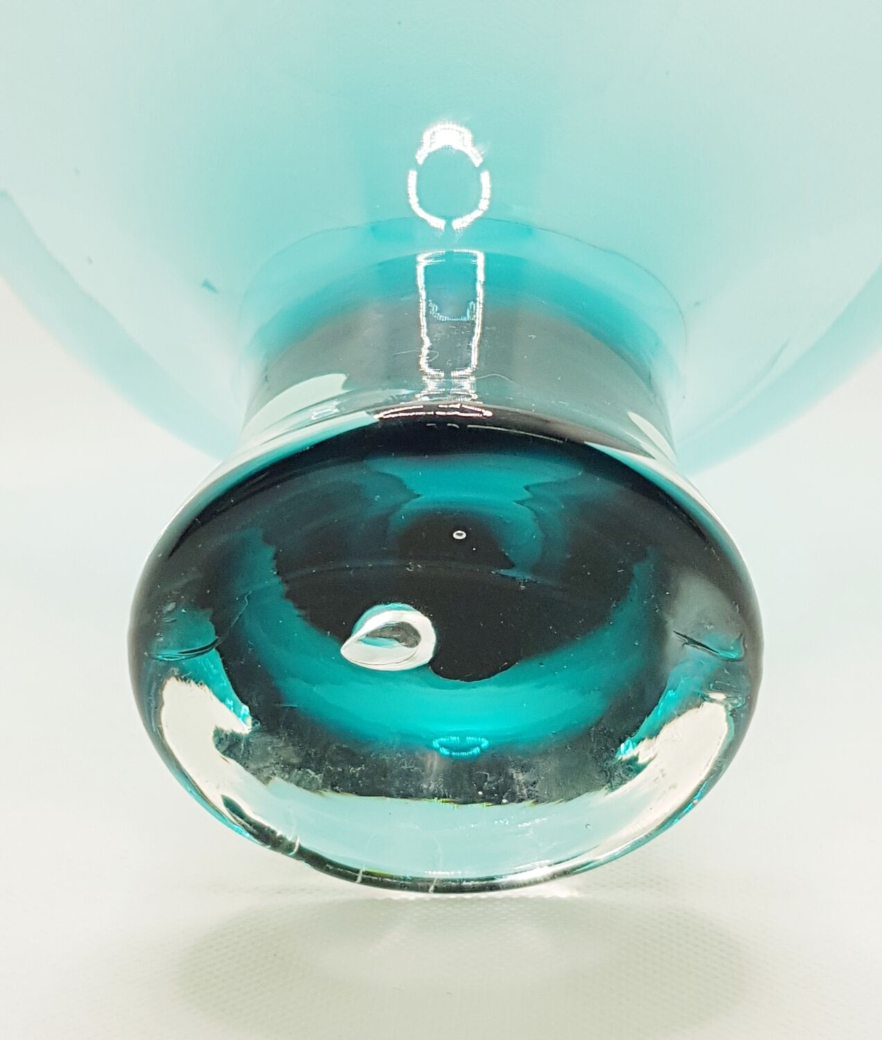 Grand vase sur pied en verre sarcelle.