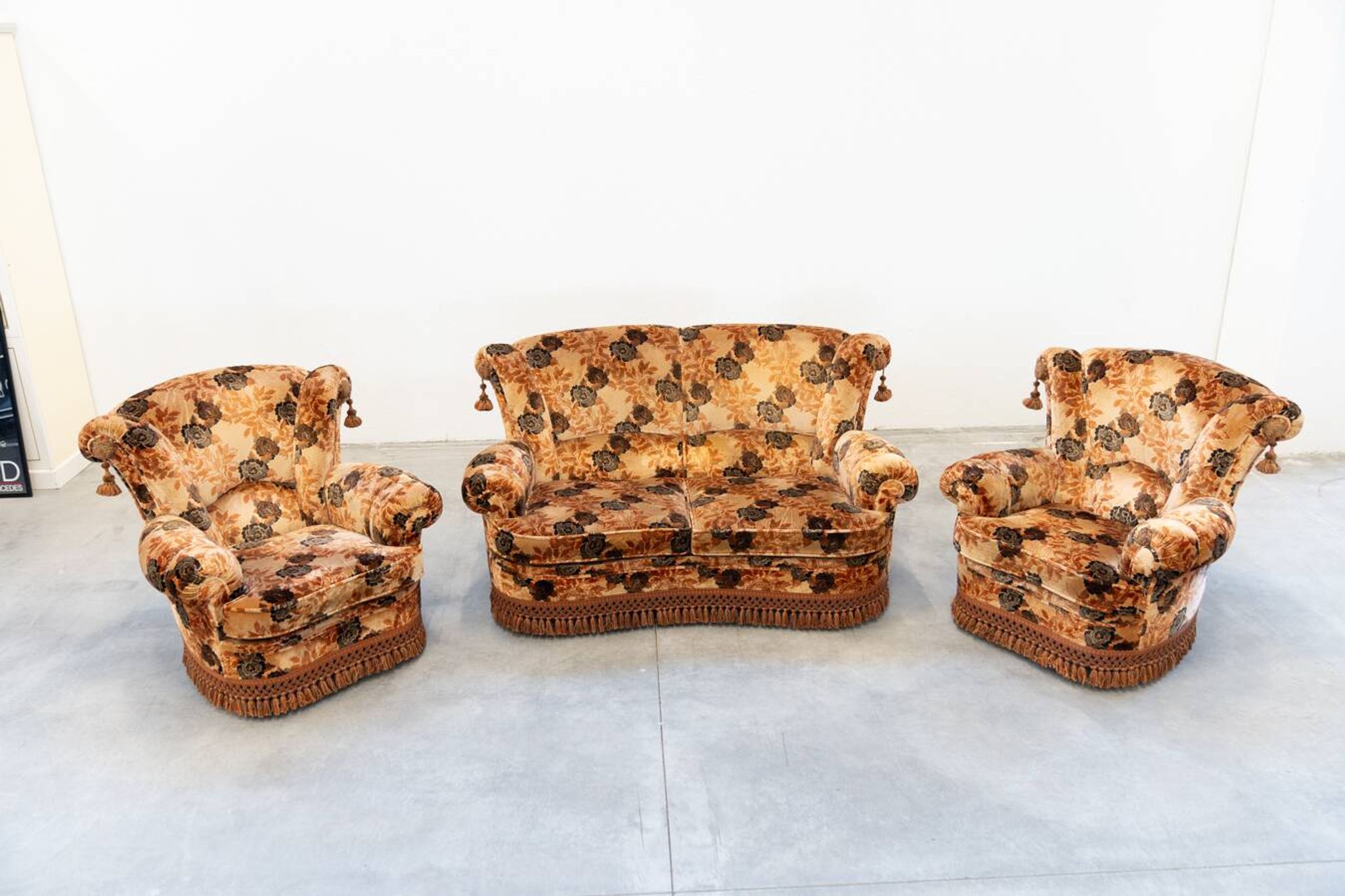 Living room composed of a 3-seater sofa and 2 armchairs, baroque style from the 1970s.