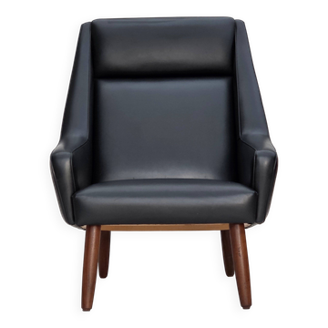 Fauteuil à dossier haut danois des années 1970, en simili cuir noir, avec des pieds en bois de teck.