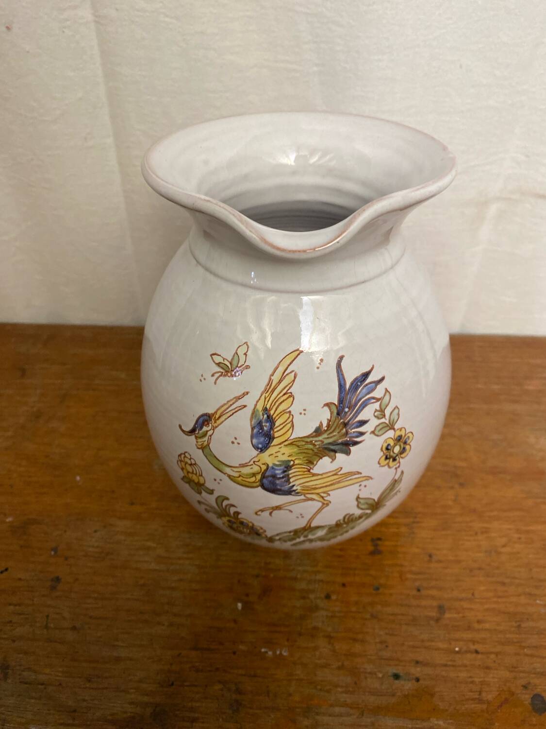 Pichet ancien en céramique de Moustiers blanche décor peint, France