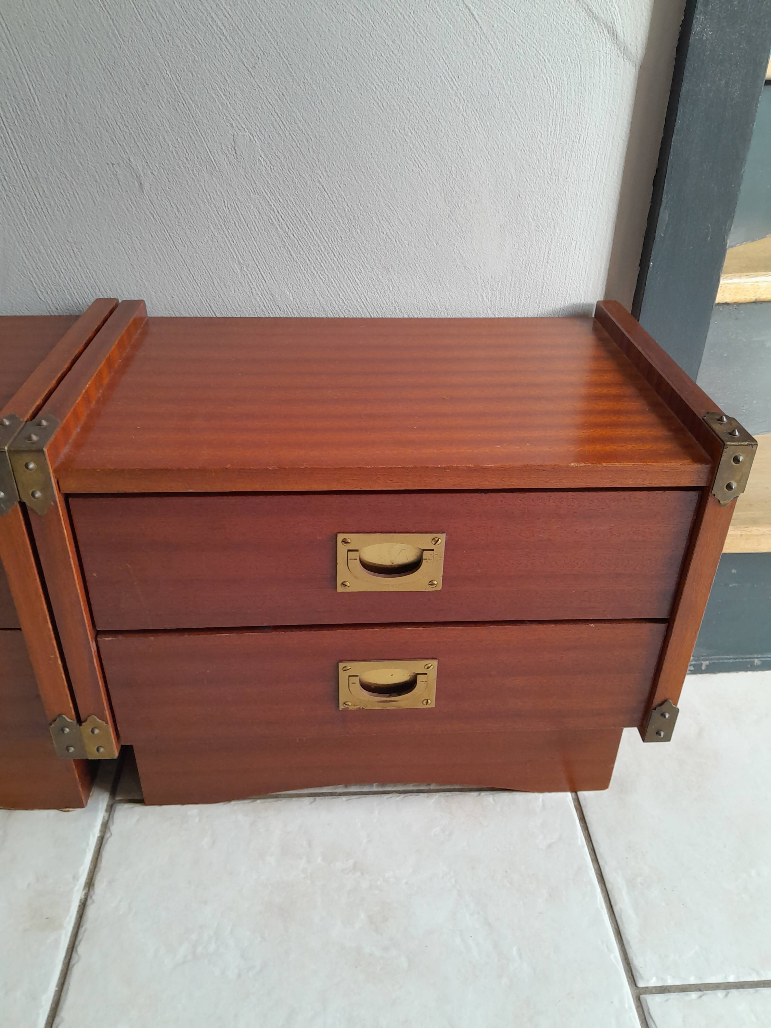 Paire de chevets années 70, modèle bateau