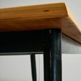 Longue table en pin canadien avec pieds noirs