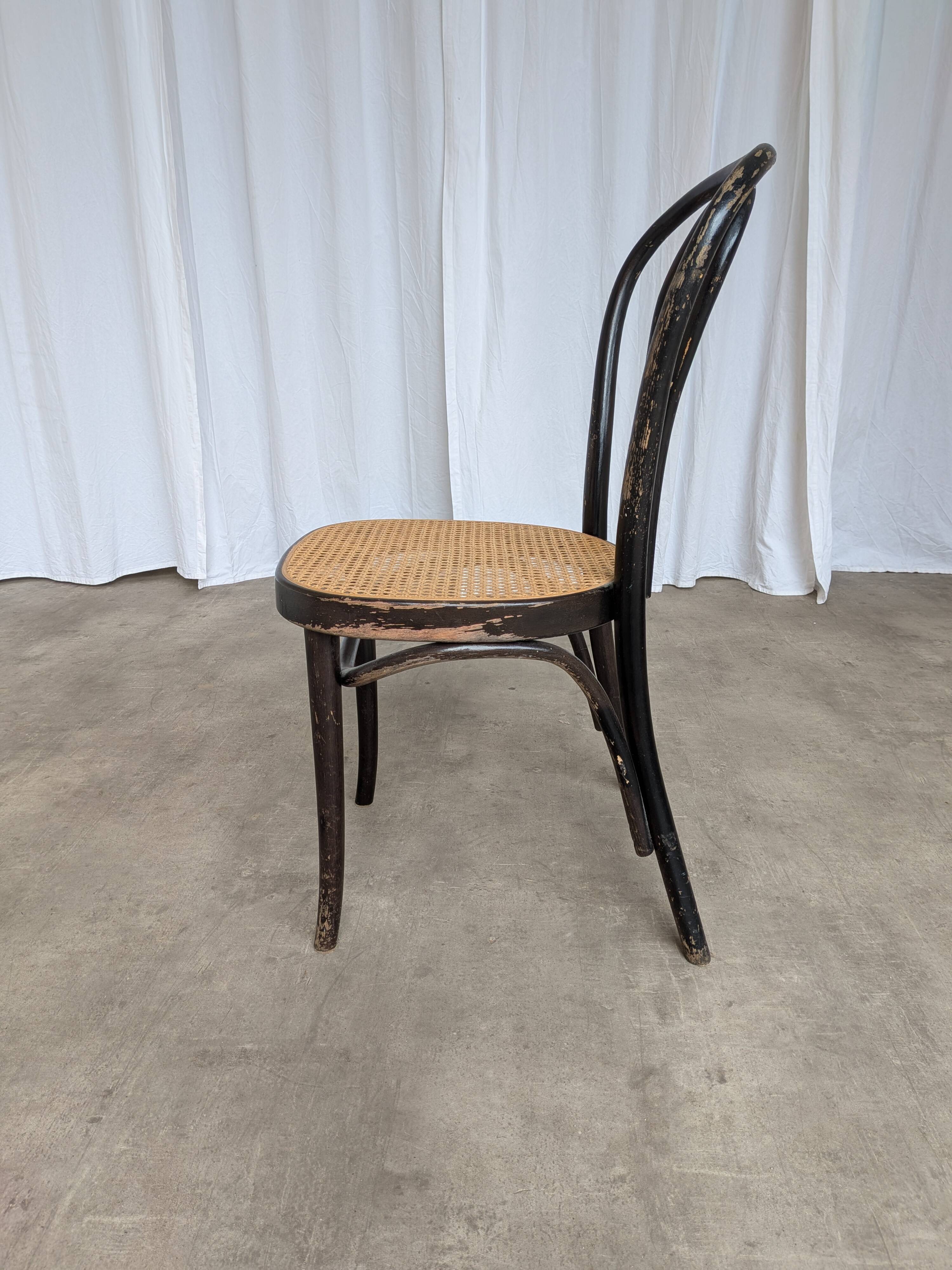 Chaise de salle à manger vintage style Thonet en bois noir et assise en cannage 1970