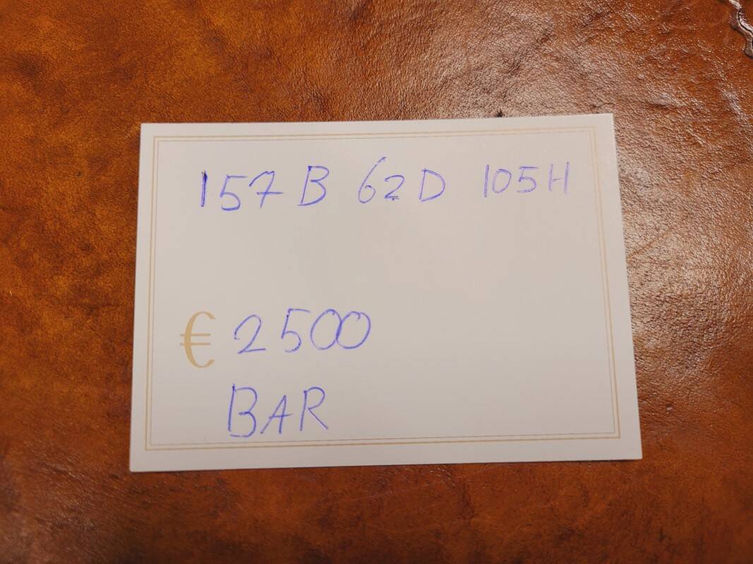 English Chesterfield mahogany bar fully upholstered in leather