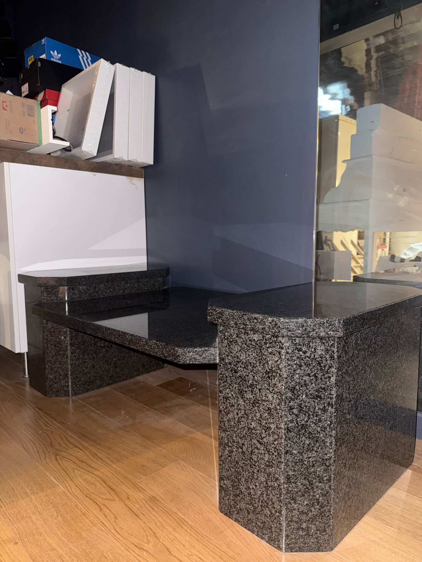 Table basse en granit massif – Style postmoderne, années