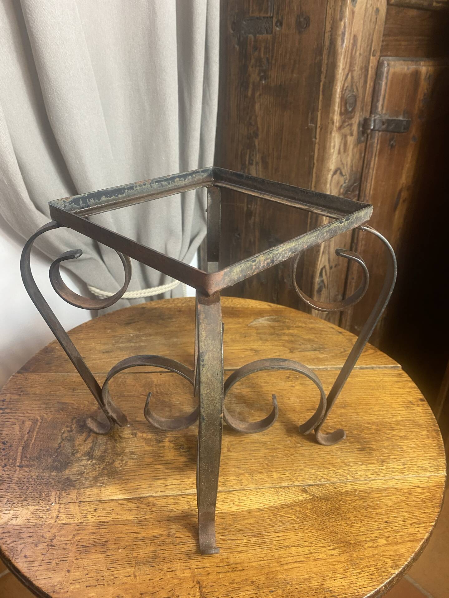 Occasional table in wrought iron and marble