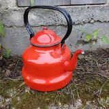 Théière ancienne en tôle émaillée rouge