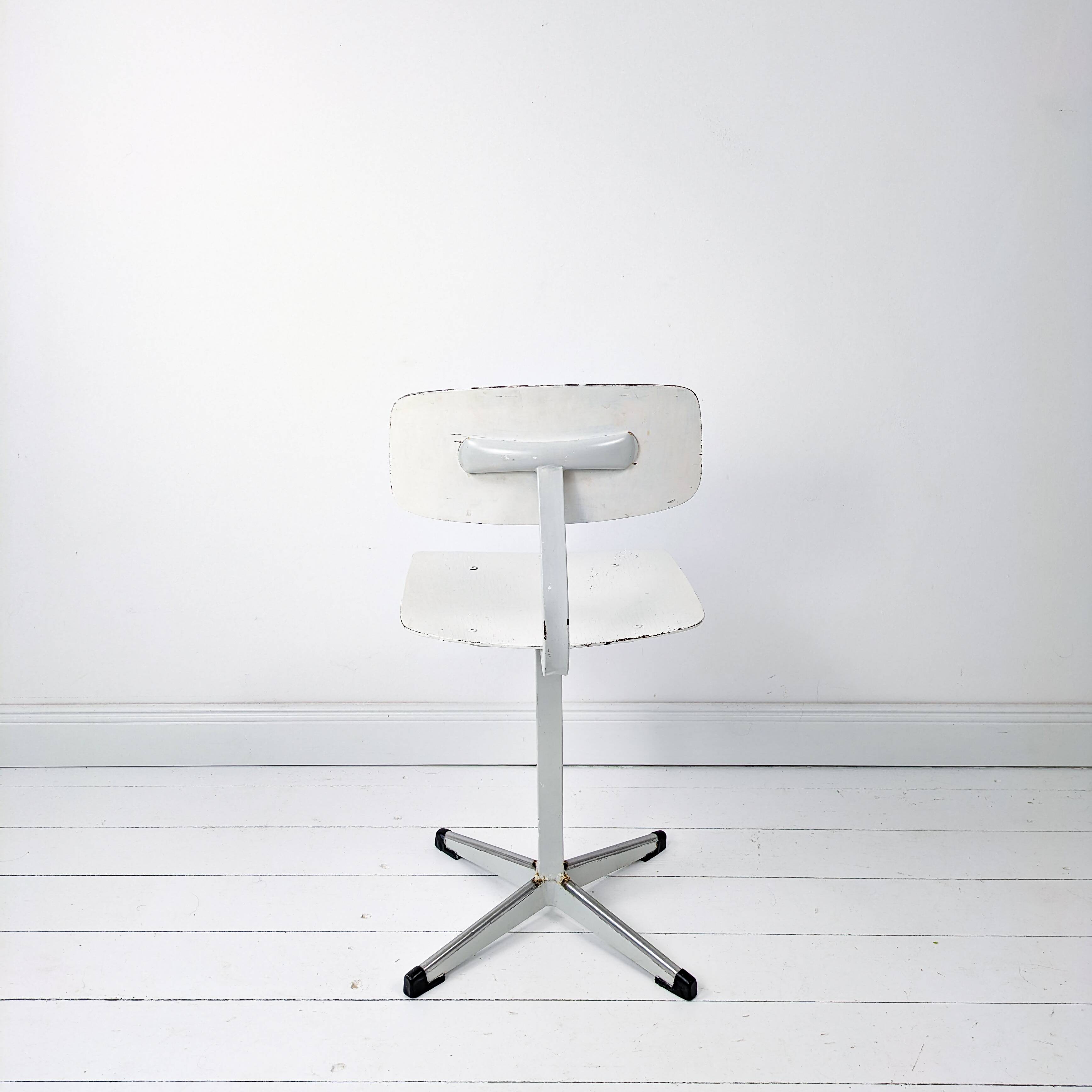 Mid Century Chaise d'école Chaise d'enfant Blanc Bois Métal Vintage Rétro C