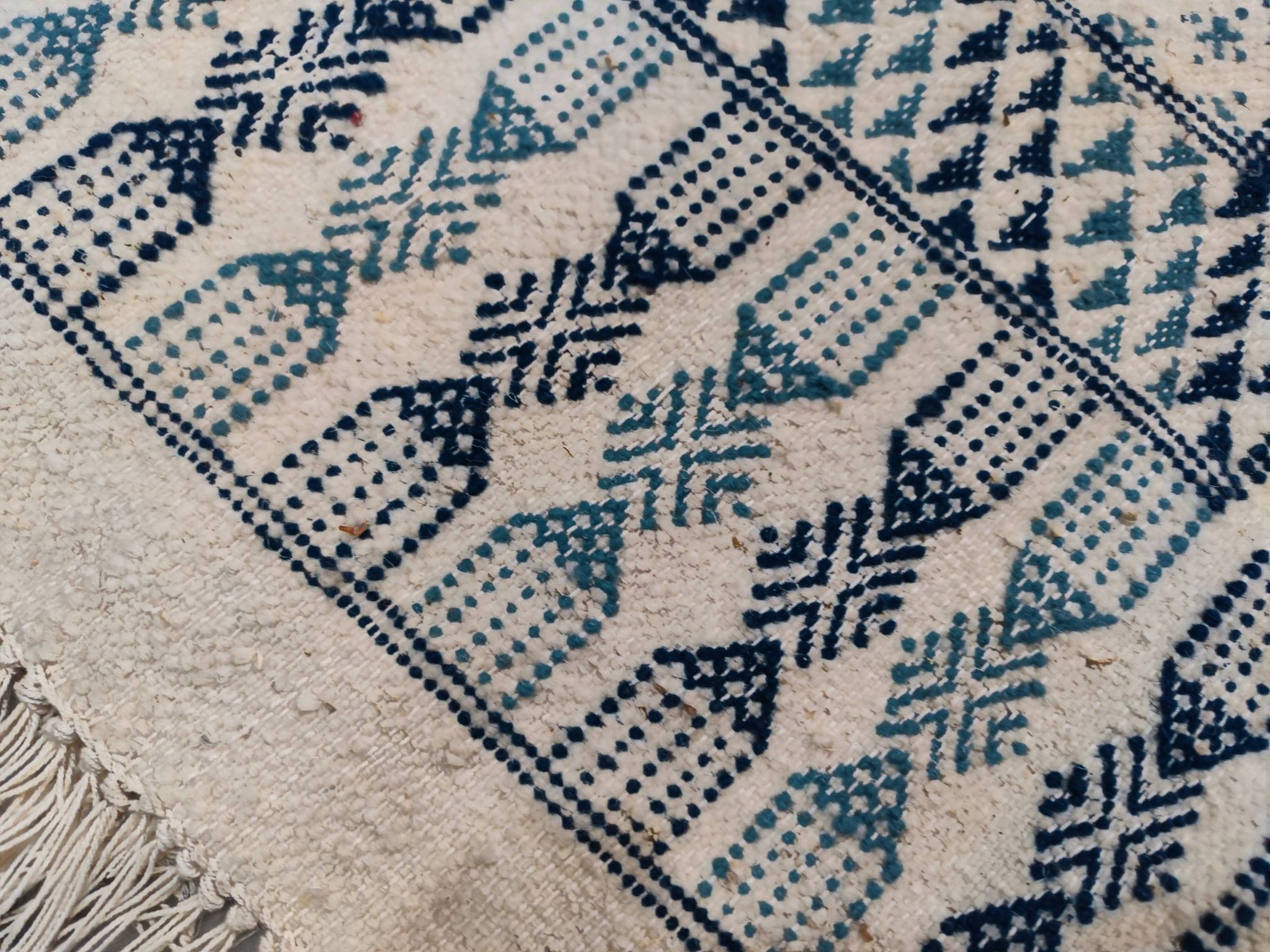 Tapis blanc et bleu tissé mains en laine naturelle