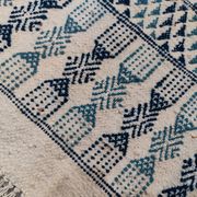 Tapis blanc et bleu tissé mains en laine naturelle