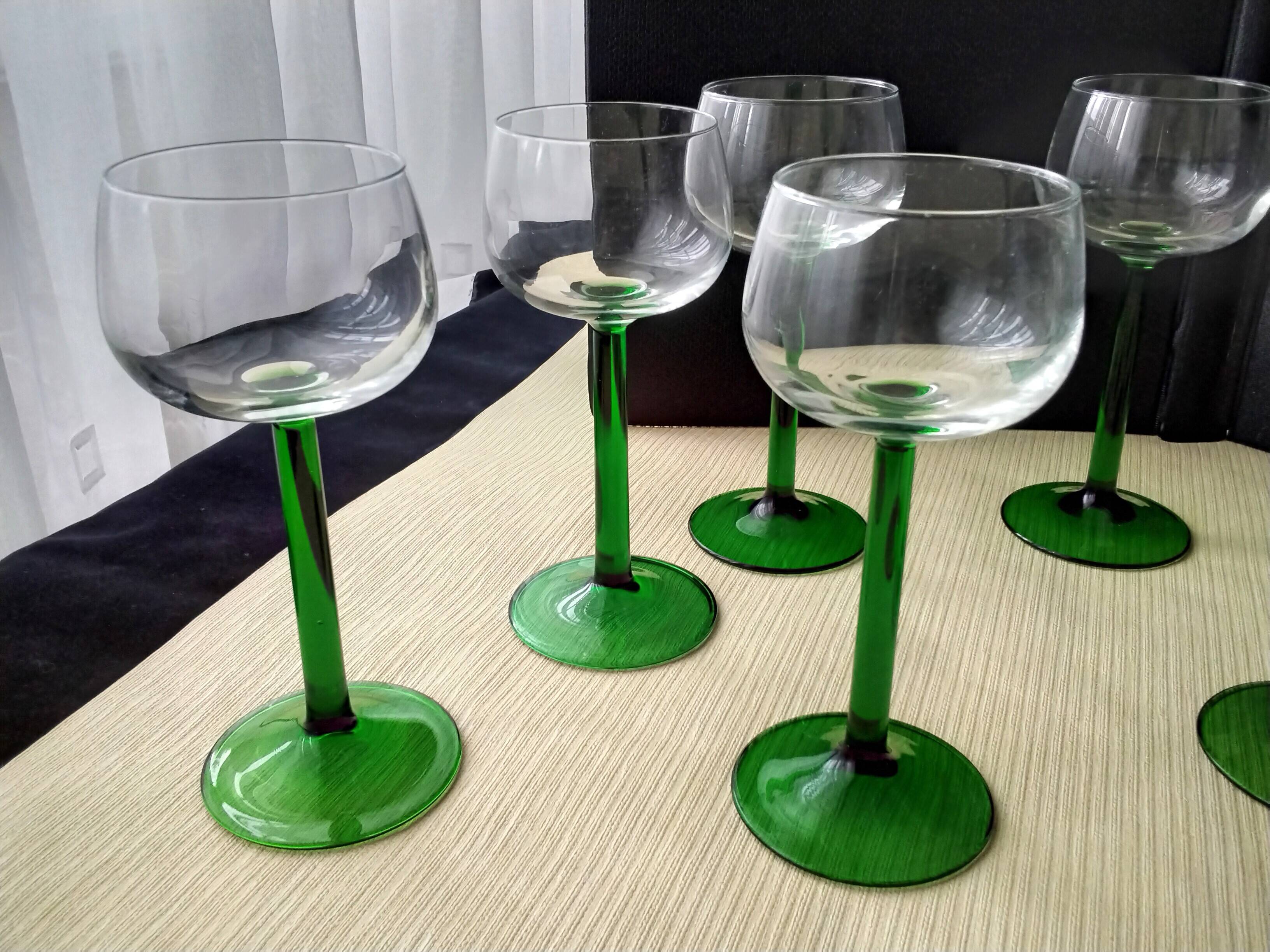 8 Alsatian white wine glasses in plain glass