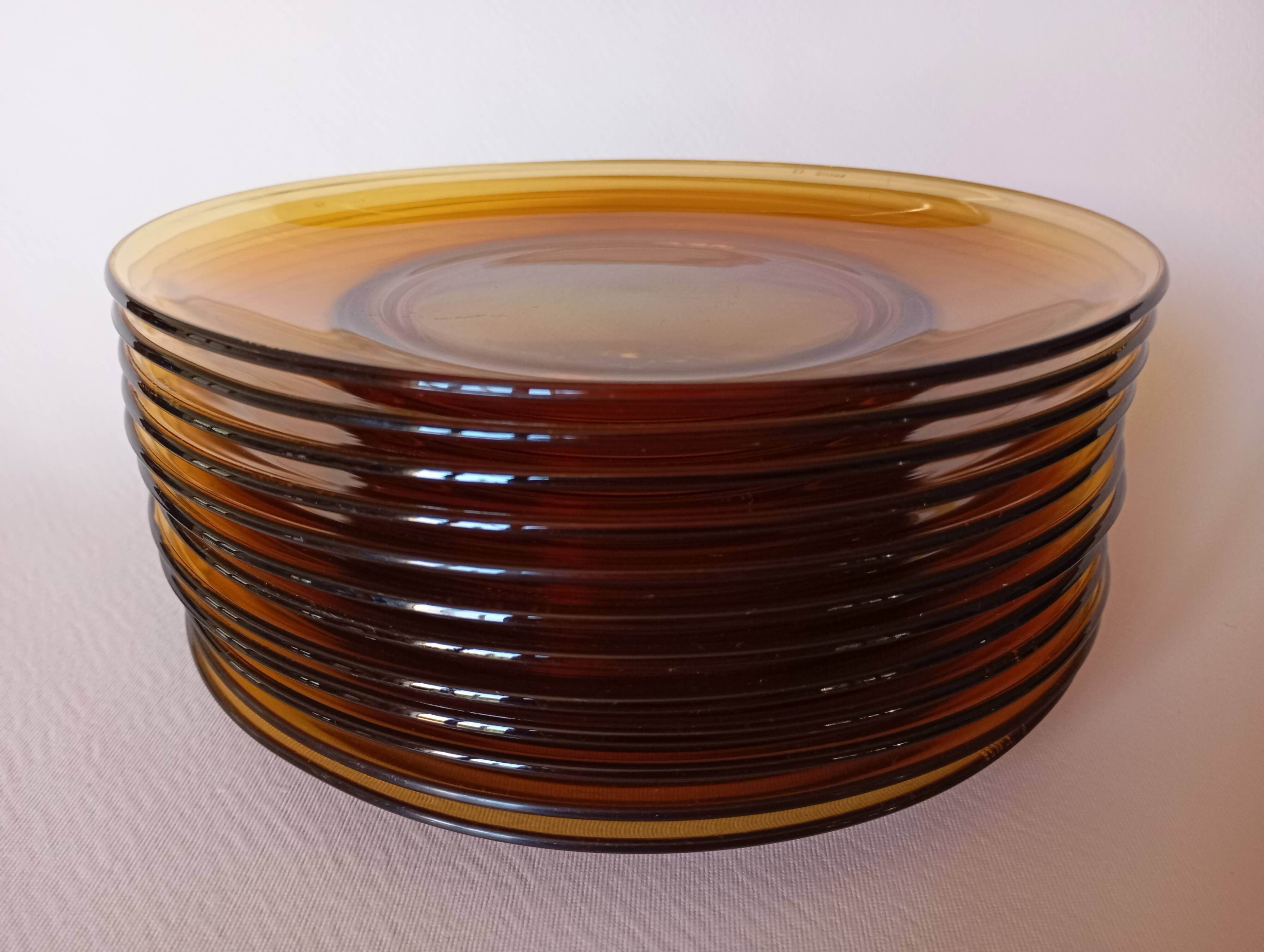 12 assiettes plates Vereco ambre