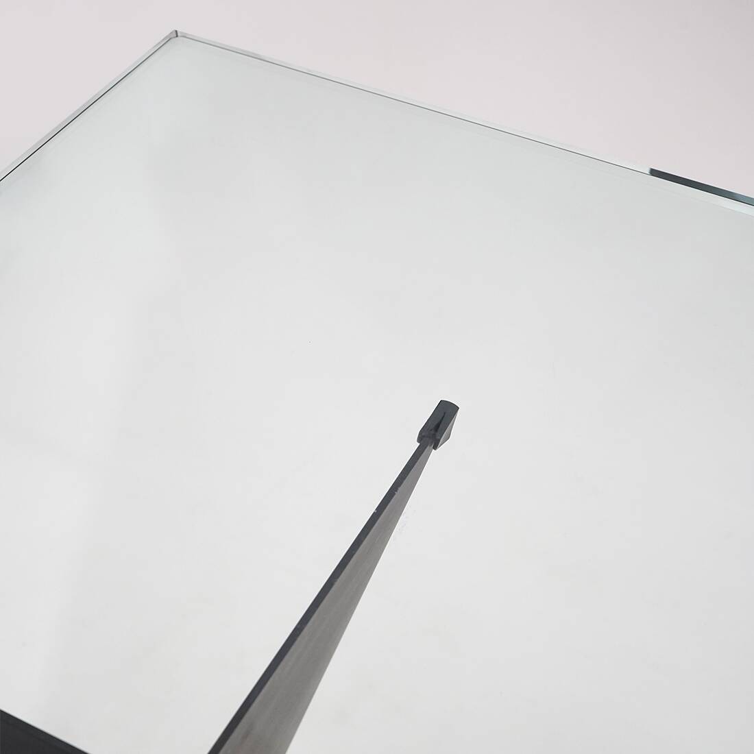 Table en verre et métal noir, années 1970