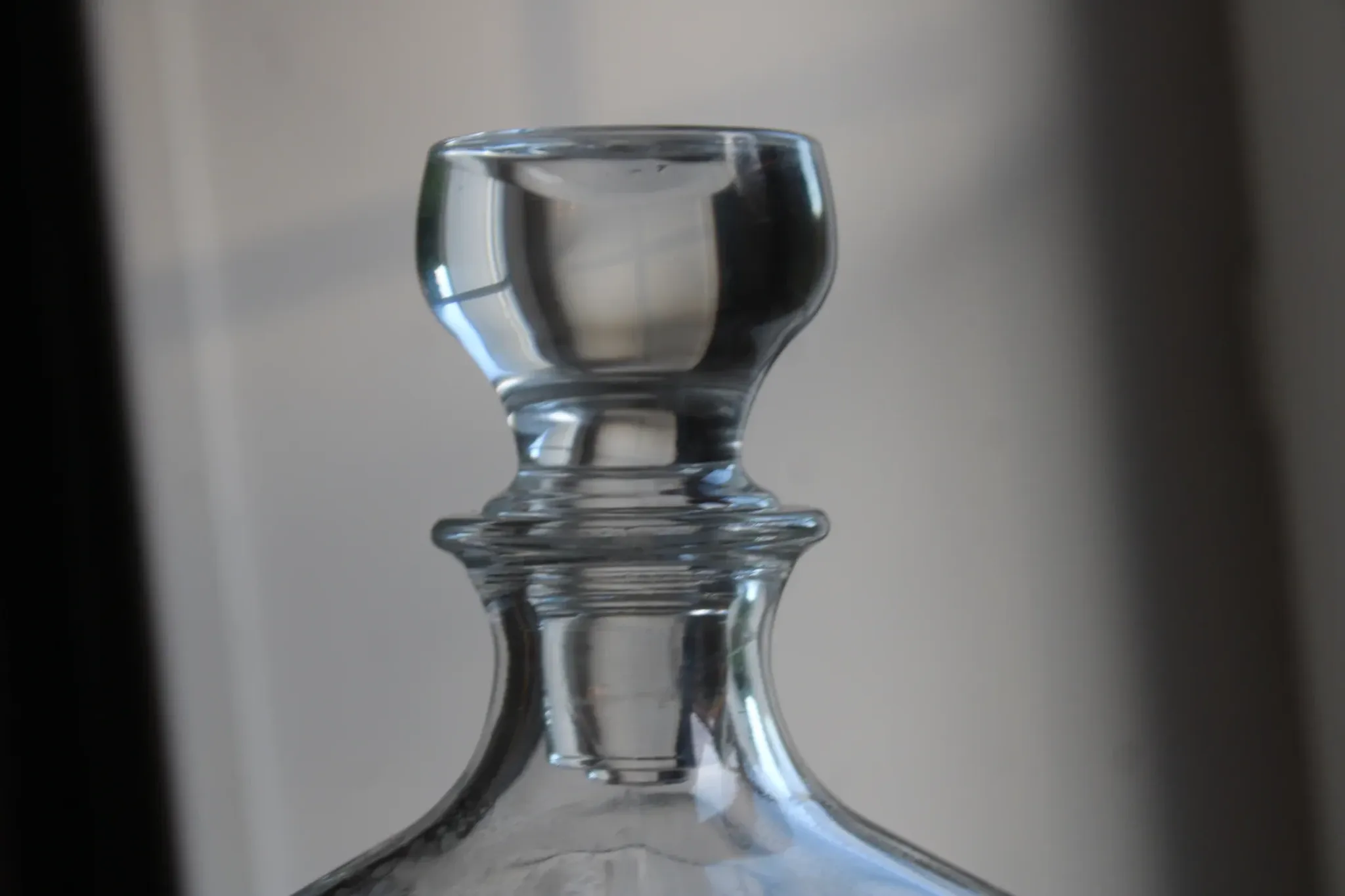 Vintage whisky carafe by Cristal d’Arques with geometric design and stopper – H 26 cm