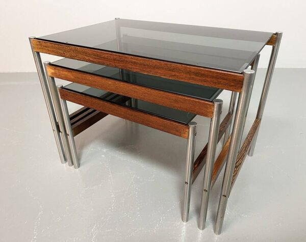 3 tables gigognes Fristho de design hollandais avec plateau en verre fumé et cadre en wengé, années 60