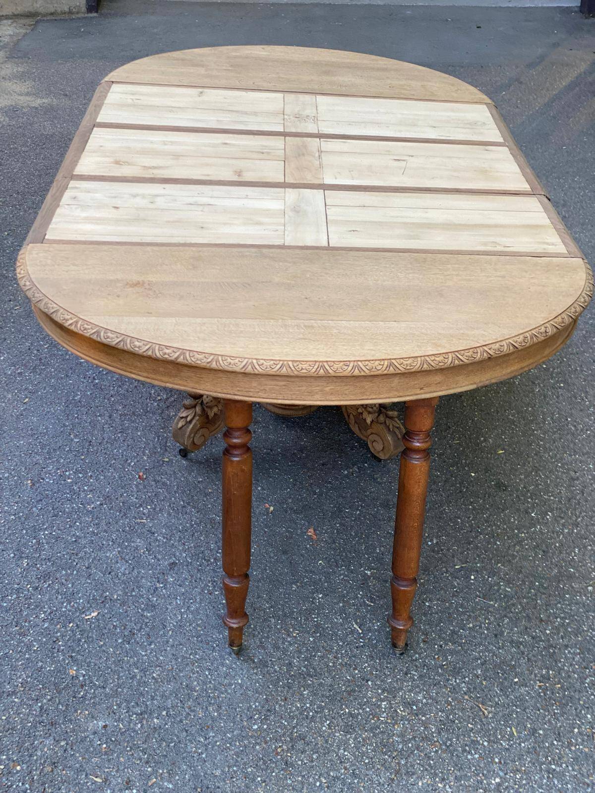 Round extendable dining table Napoleon III renovated in 19th-century oak.