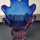 Vase Design forme Florale/Corolle, en verre d Art soufflé Murano/Italie. Dégradés de tons bleus/roses. Dim 31 x 10 cm