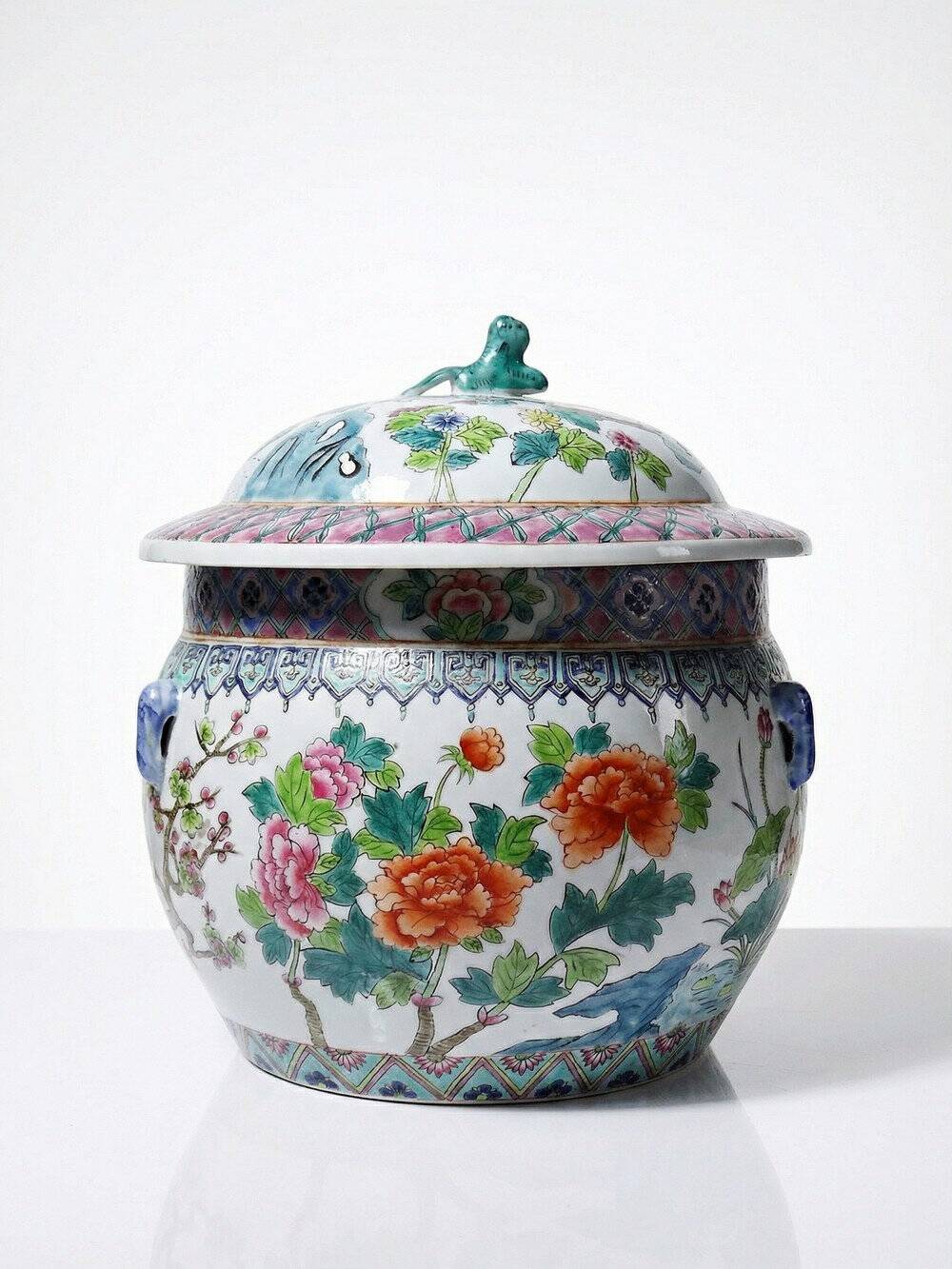 Large covered vase in Chinese porcelain, floral famille rose decoration.