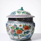 Large covered vase in Chinese porcelain, floral famille rose decoration.