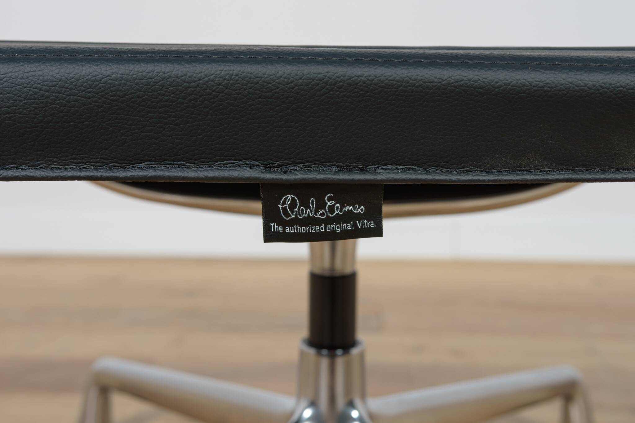 Eames Alu Group EA124 & EA125 Lounge Chair & Ottoman by Charles & Ray Eames for Vitra, 1980s.