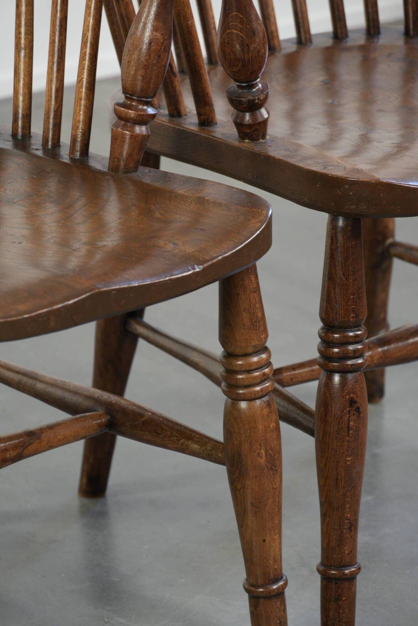 ensemble de deux chaises stickback Windsor anglaises antiques du 19e siècle
