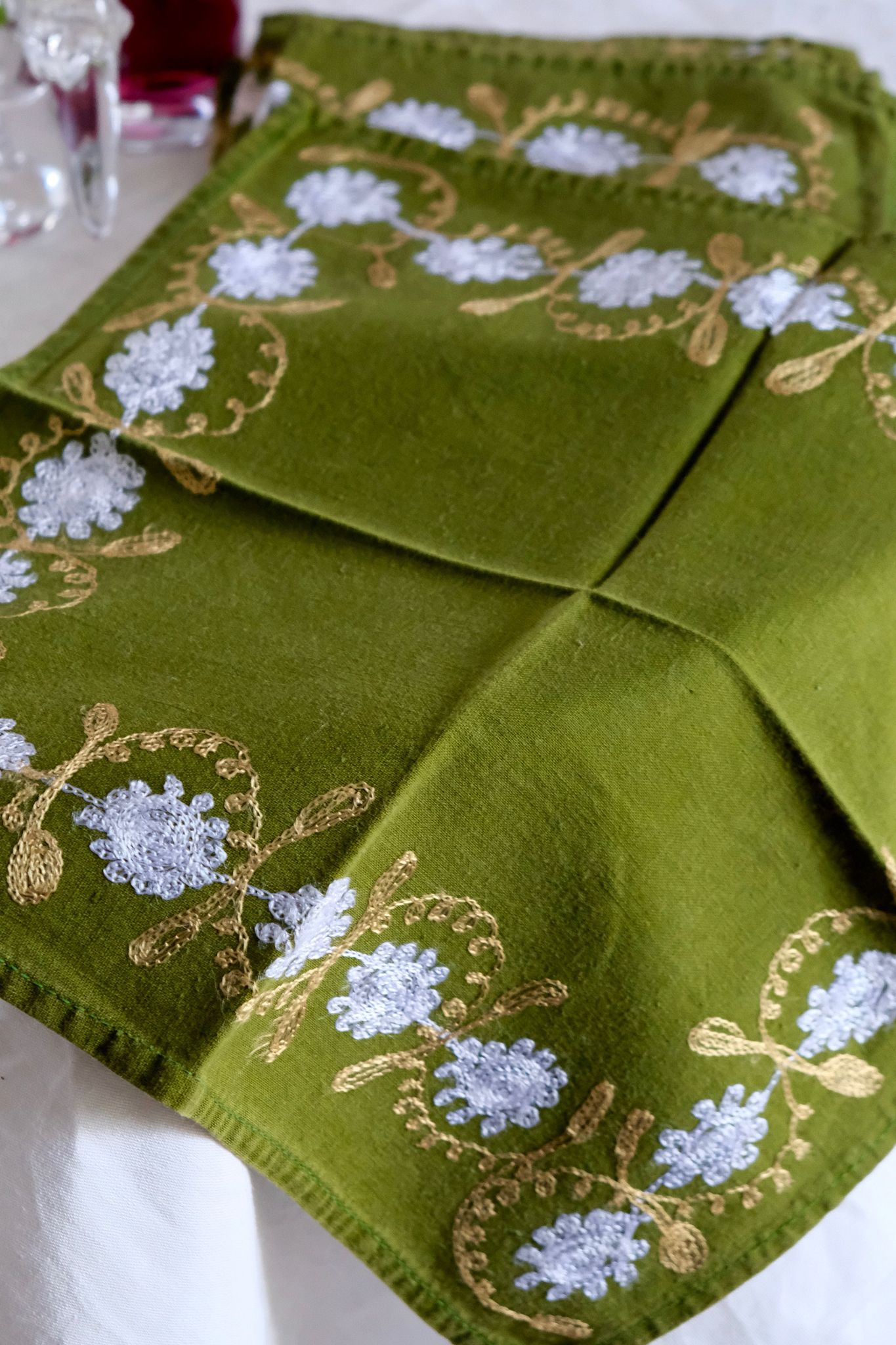 Suite of 8 olive green napkins embroidered vintage flowers 50s
