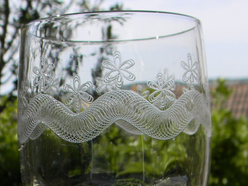 Set of 3 antique water glasses in engraved glass.
