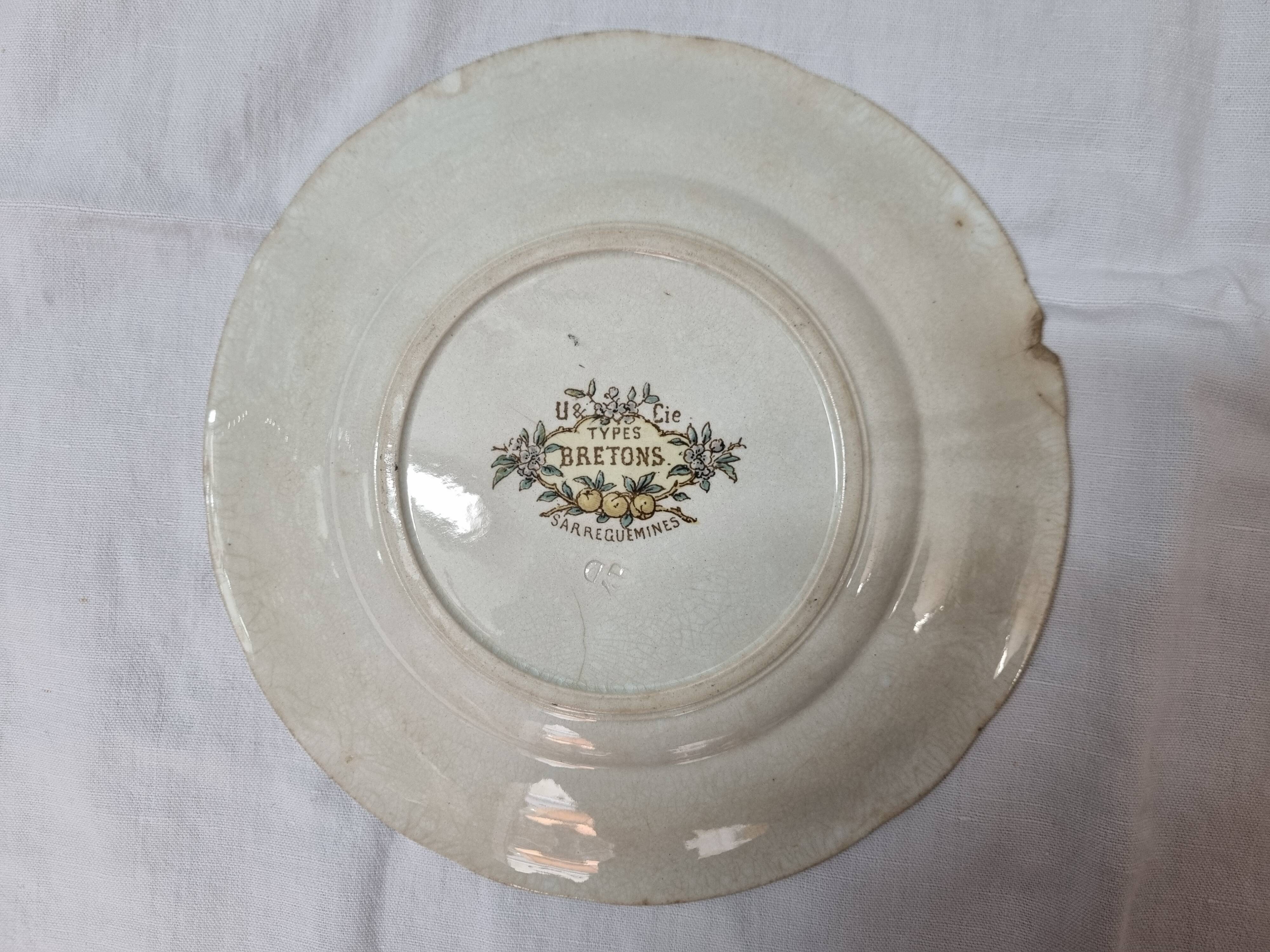 Sarreguemines earthenware plates: the Bretons