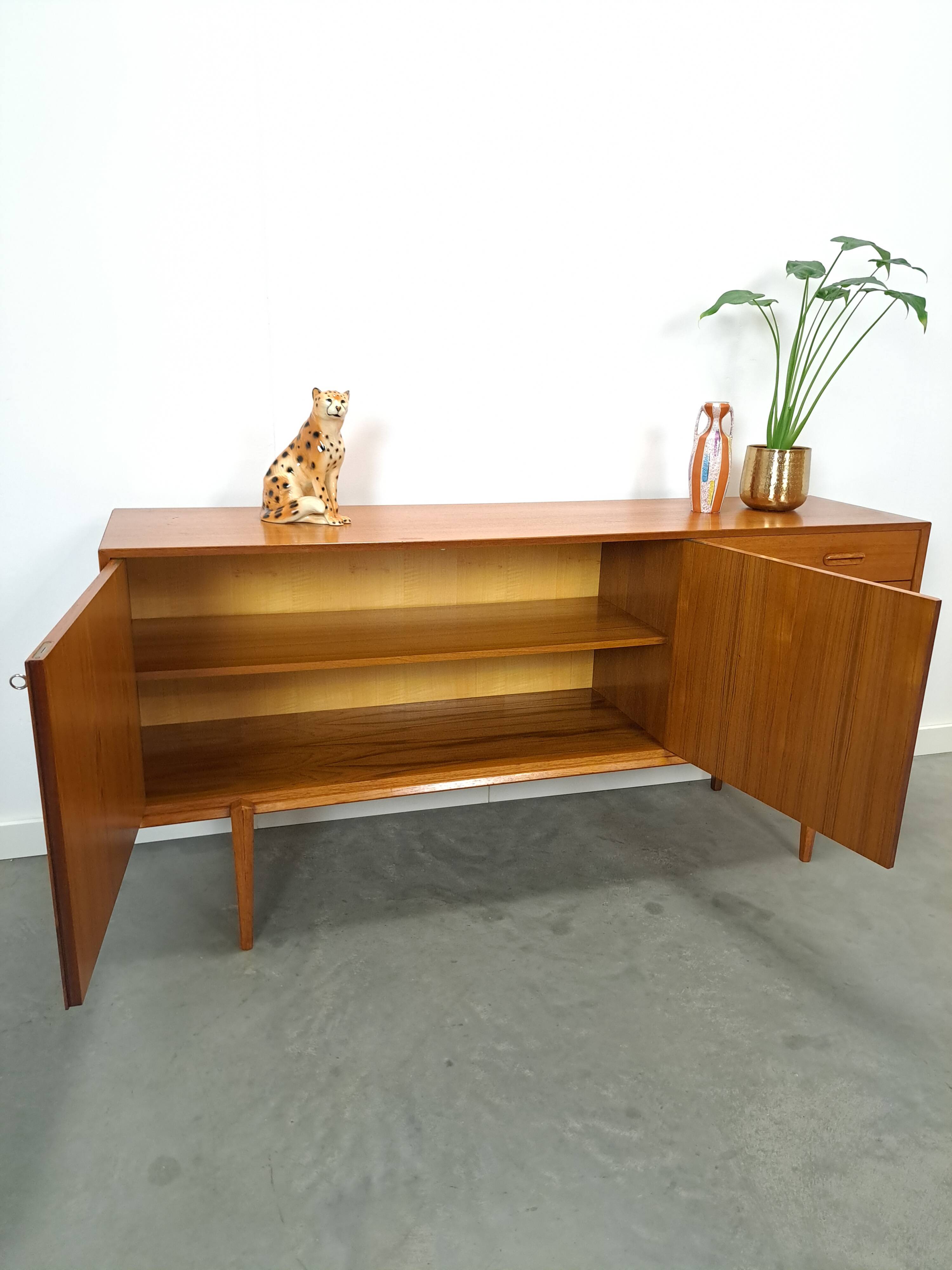 Dressoir avec de grandes capacités en lades vintage