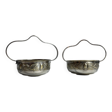 Art Deco pair of basket-shaped bowls with handles, silver-plated, circa 1940.