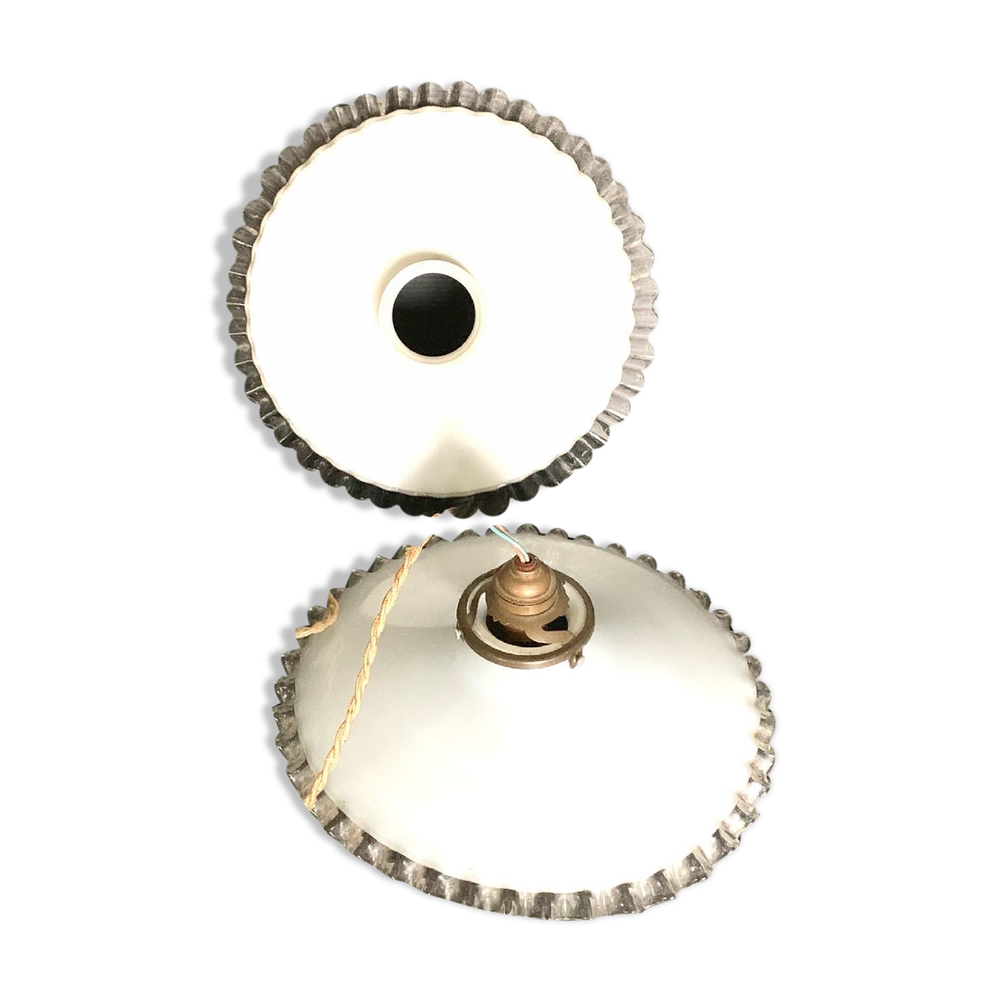 Suspension rises and falls opaline