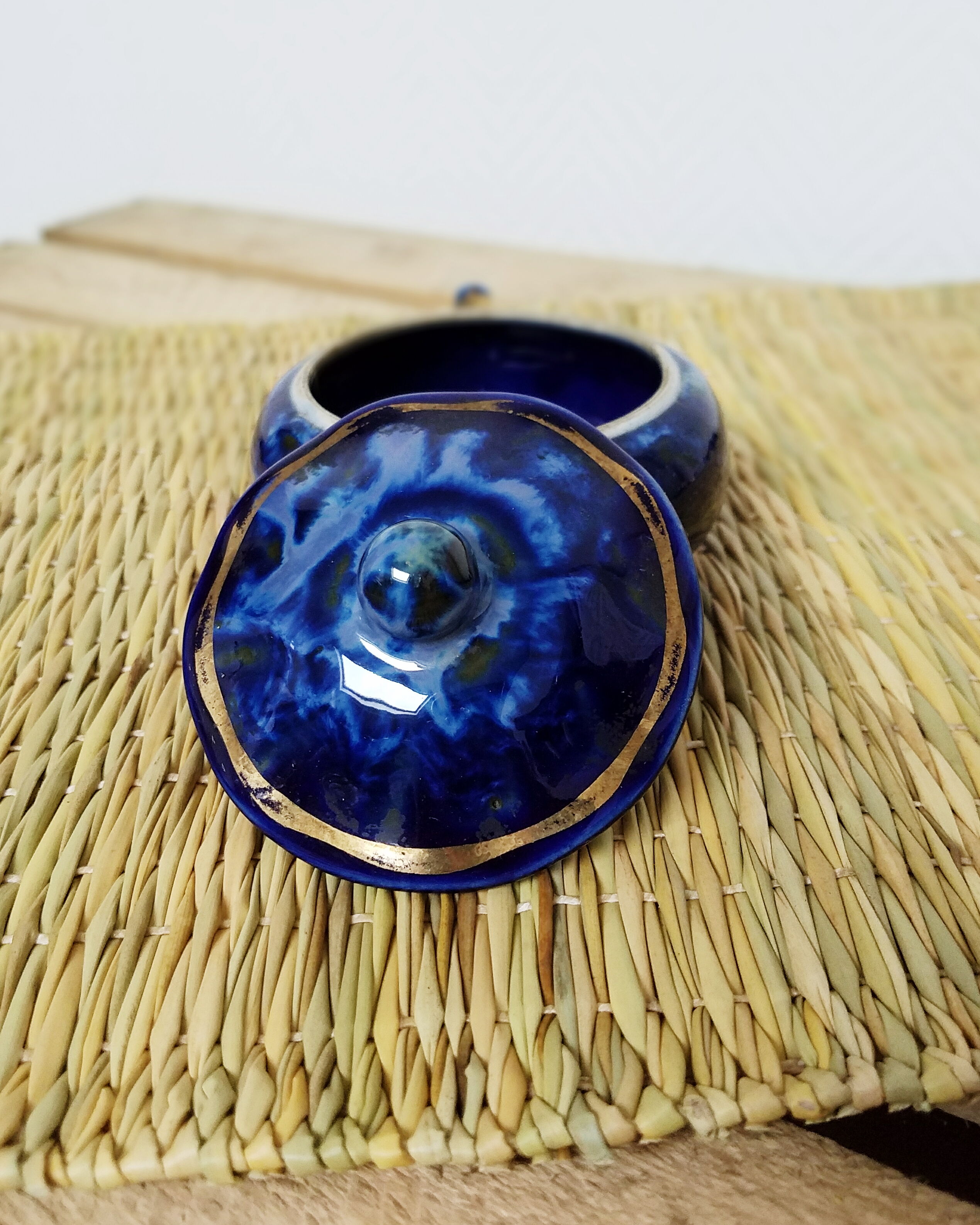 Porcelain pot faience