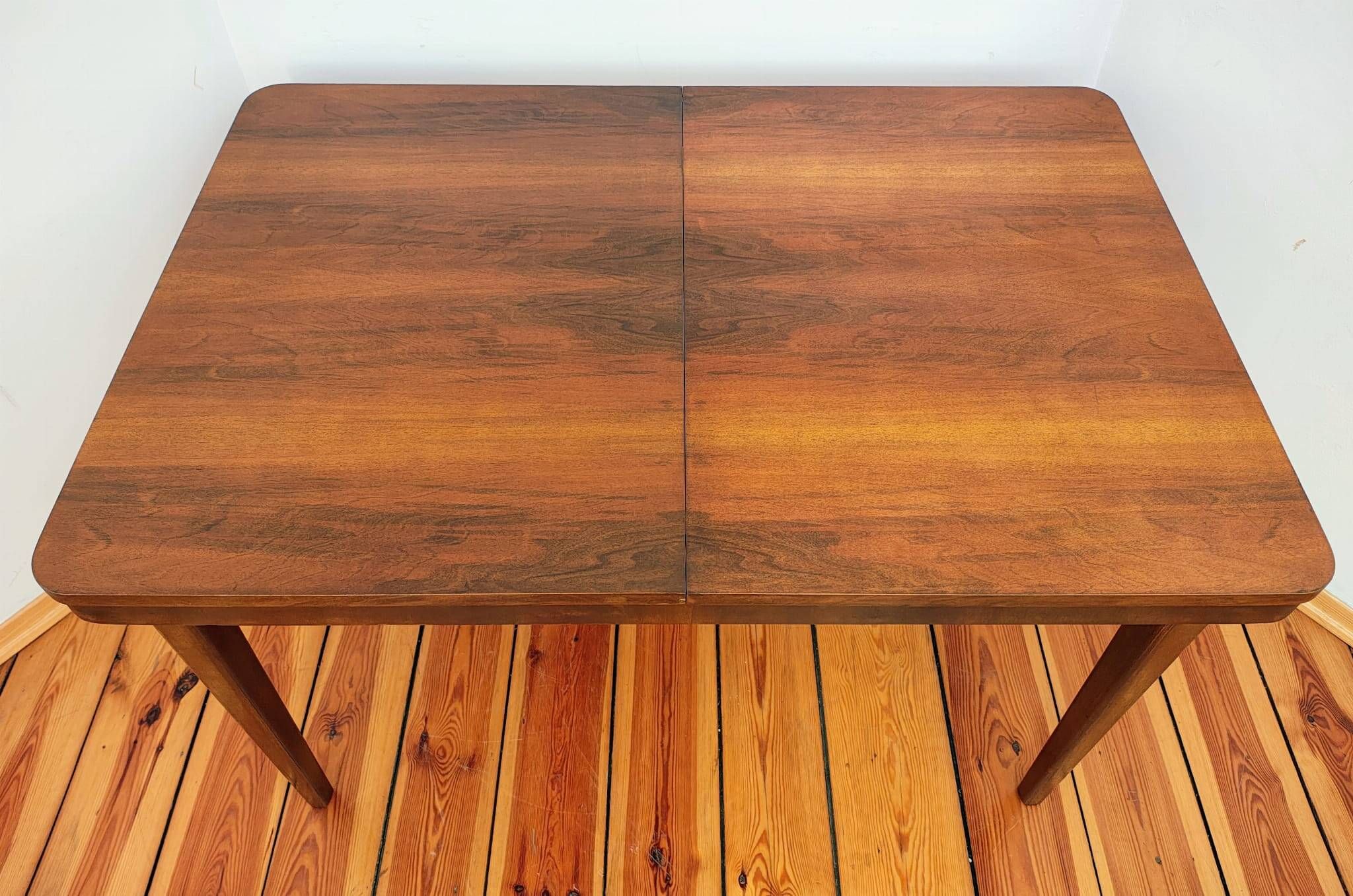 Table extensible tchécoslovaque par Jindřich Halabala pour UP Závody, 1950