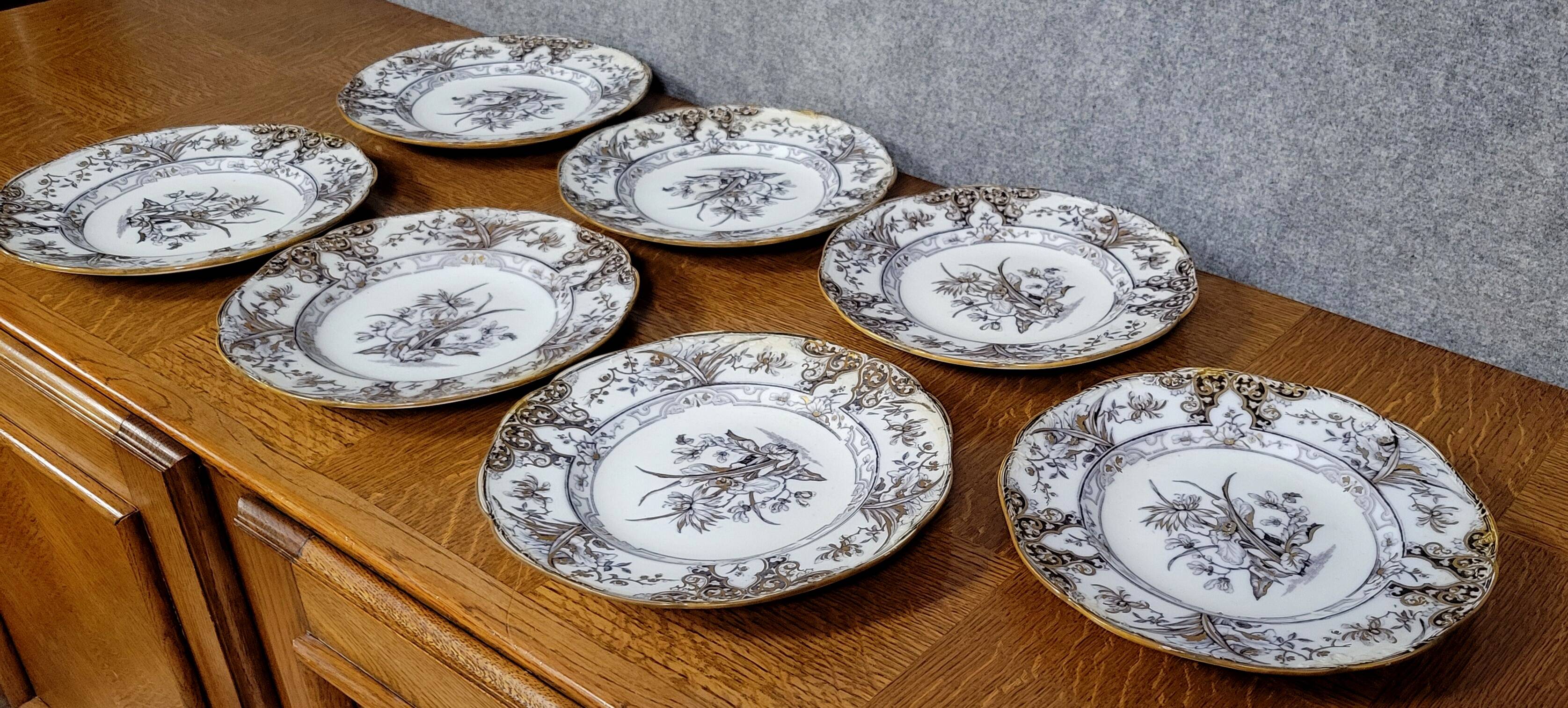 Set of 6 plates plus 1 in English porcelain, early 20th century