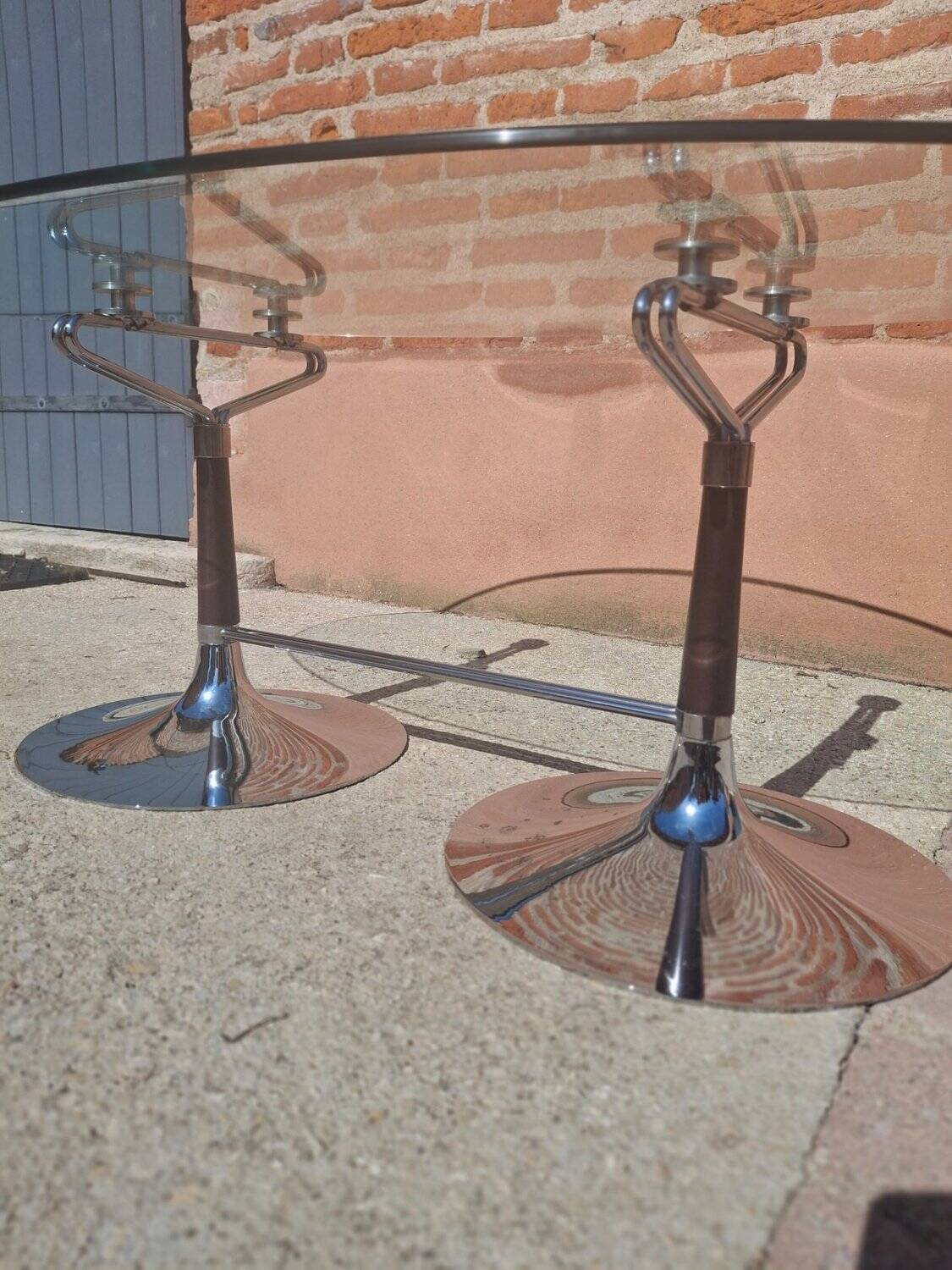 Table ovale Design années 70 – Verre, Chrome & Noyer