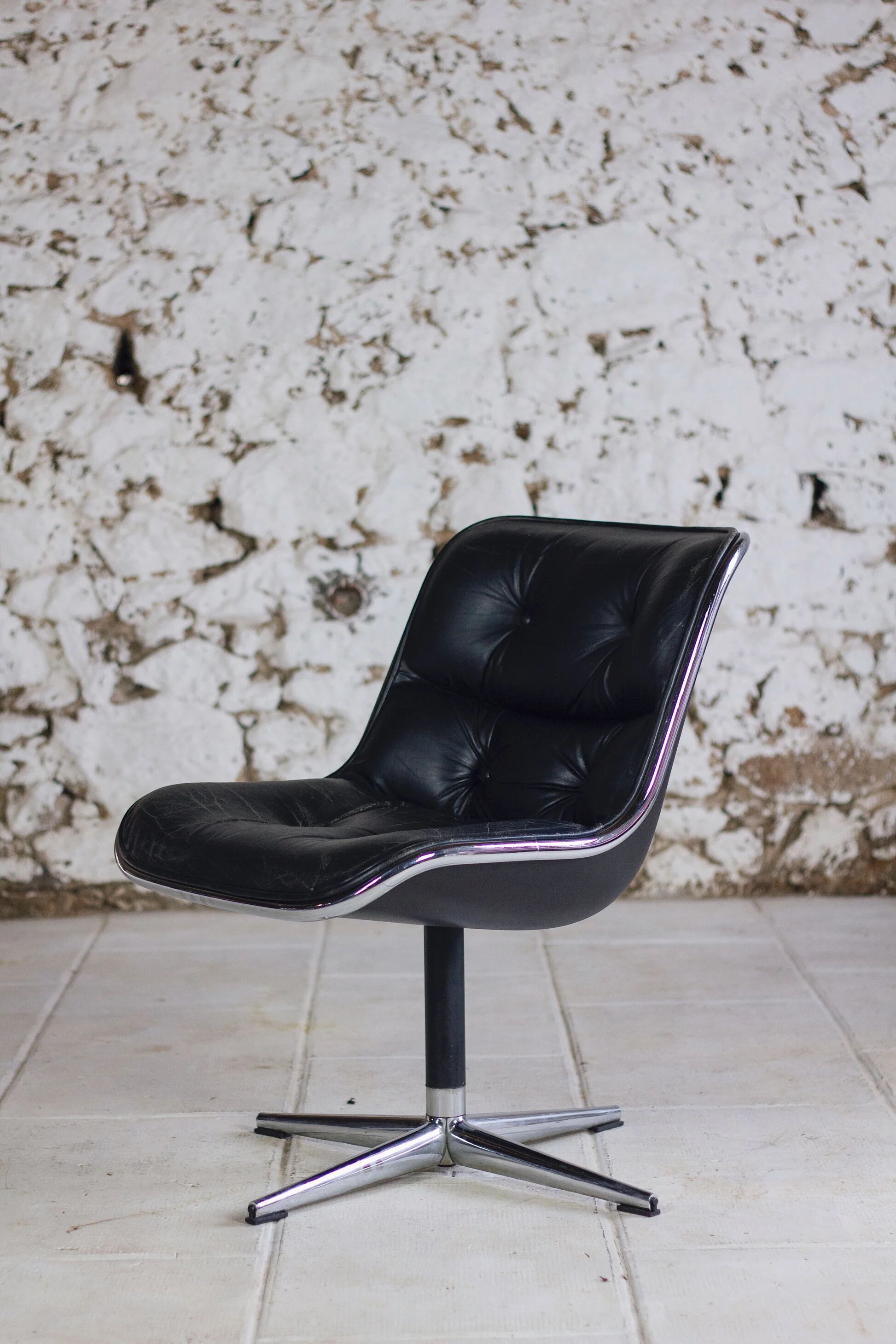 Black leather office chair by Charles Pollock for Knoll