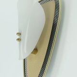 Applique des années 50 en maille métallique et laiton avec abat-jour en acrylique blanc