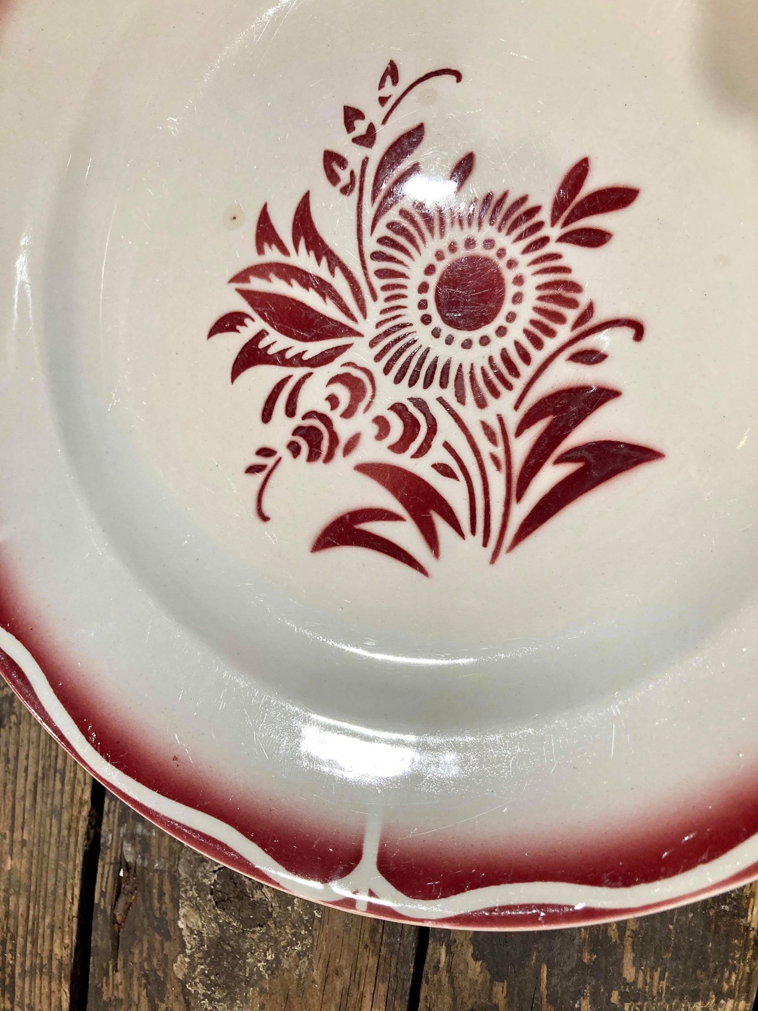 Digoin Sarreguemine red plate